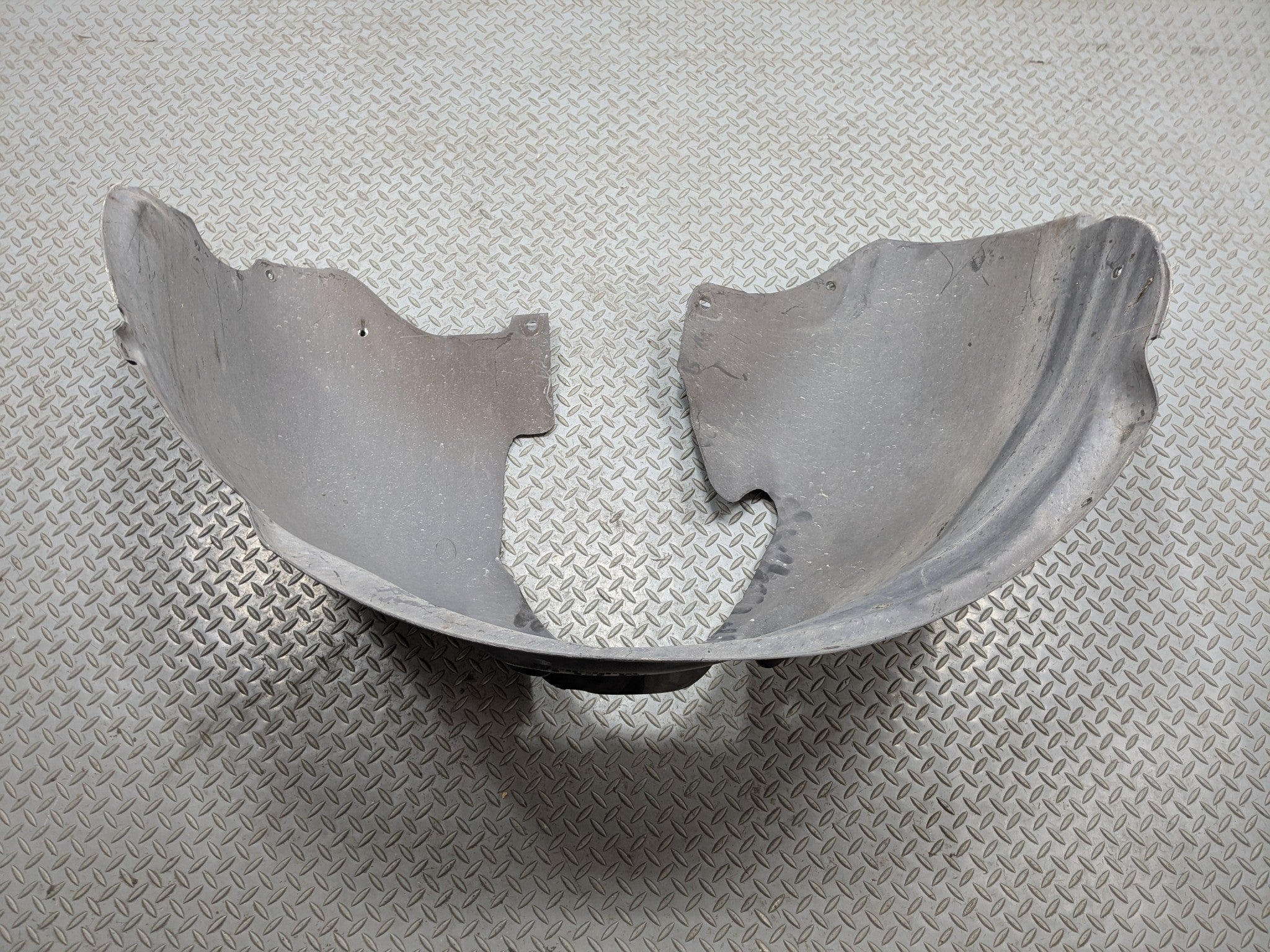 04 - 10 VOLKSWAGEN TOUAREG OEM FENDER LINER SLASH SHIELD FRONT RIGHT PASSENGER