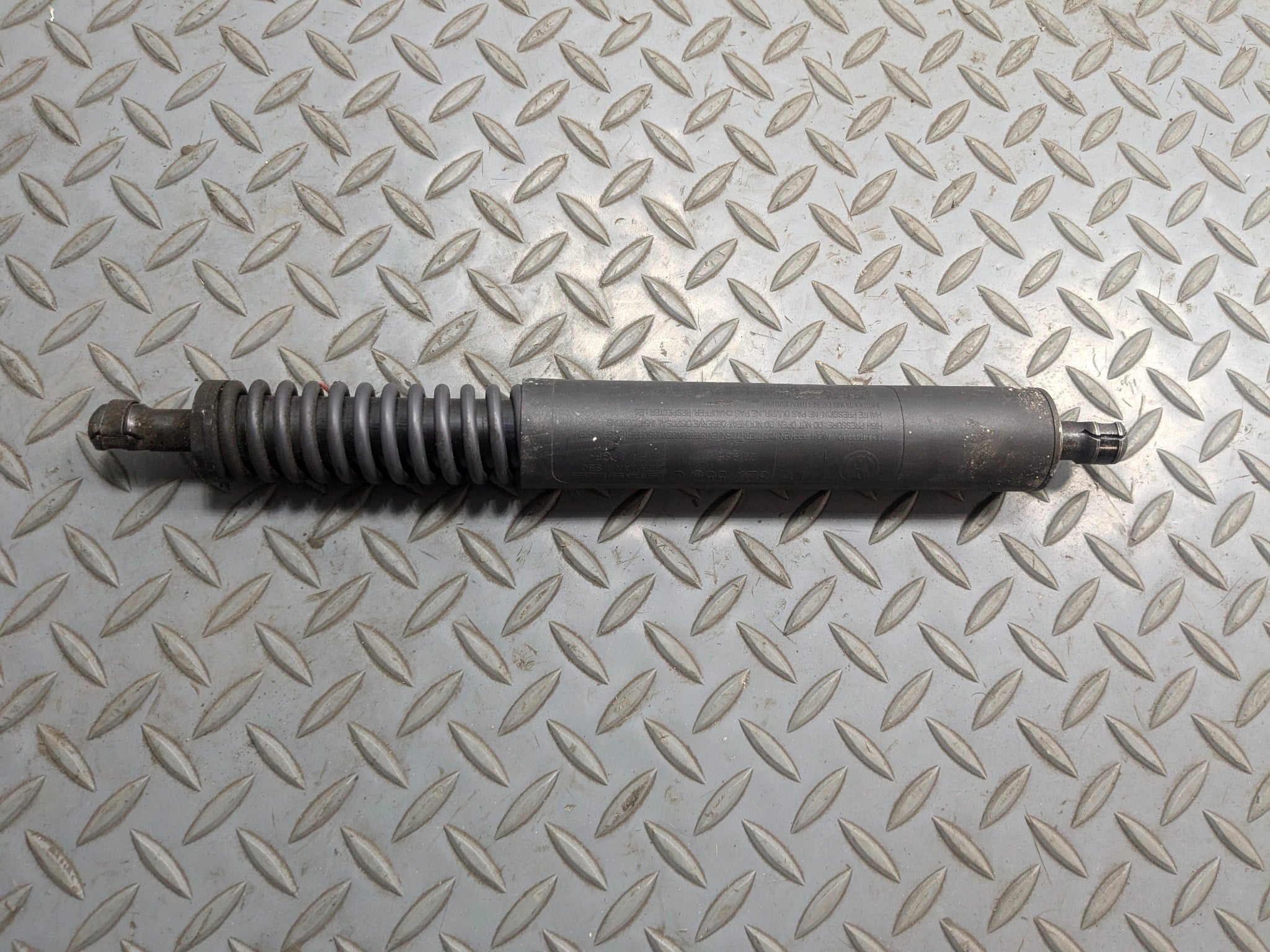 04 - 10 VOLKSWAGEN TOUAREG OEM HATCH SUPPORT GAS FILLLED STRUT REAR RIGHT SIDE