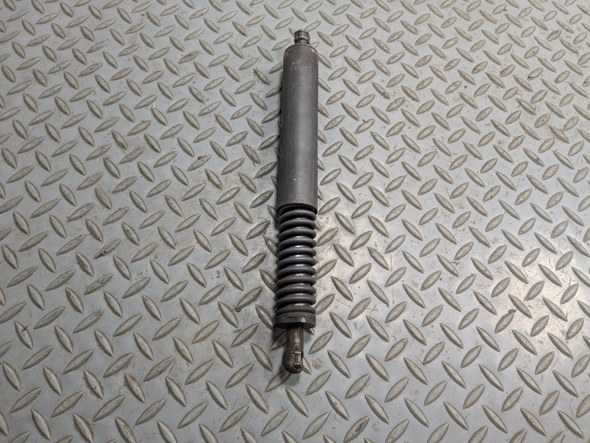 04 - 10 VOLKSWAGEN TOUAREG OEM HATCH SUPPORT GAS FILLLED STRUT REAR RIGHT SIDE