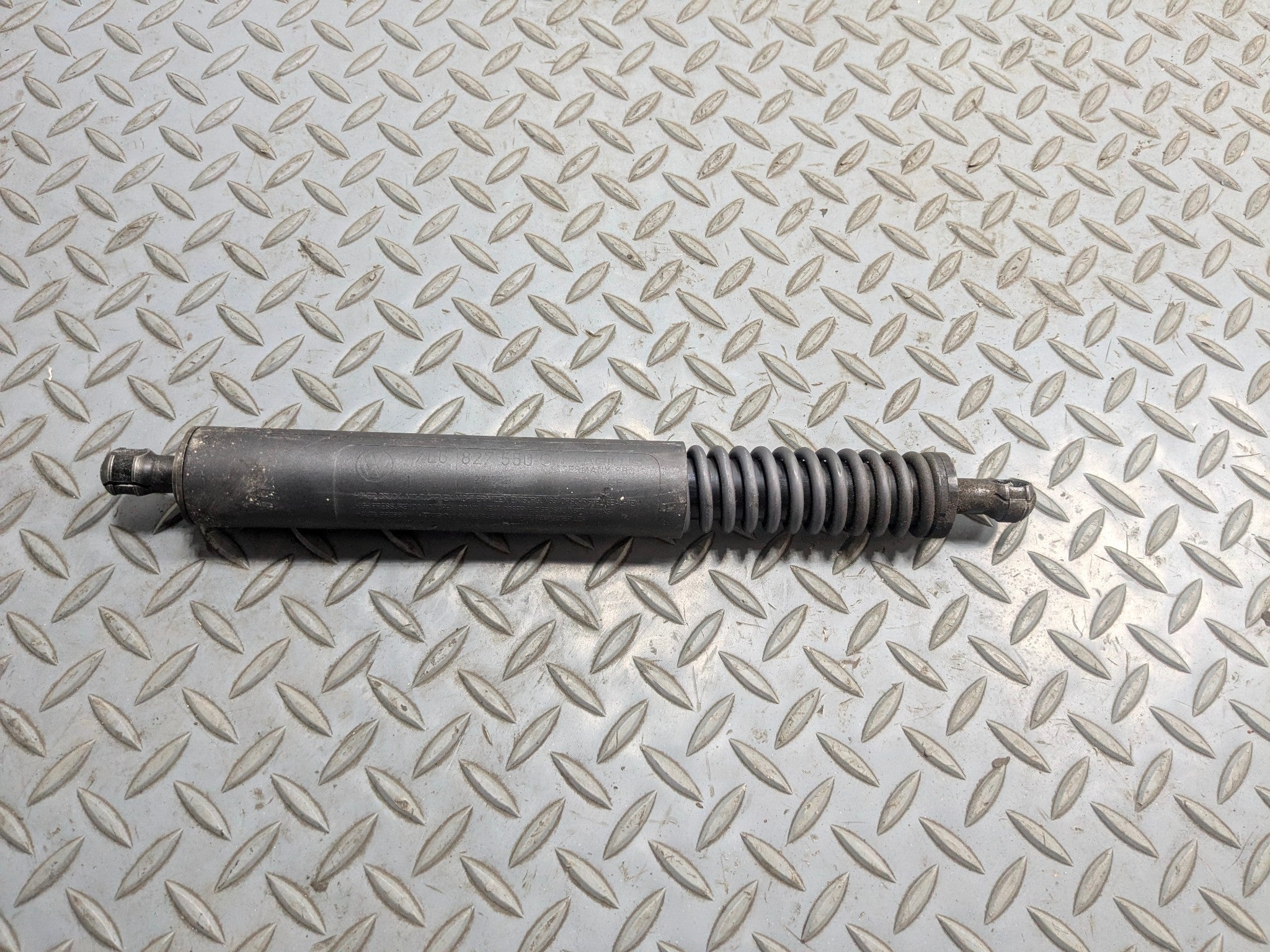 04 - 10 VOLKSWAGEN TOUAREG OEM HATCH SUPPORT GAS FILLLED STRUT REAR RIGHT SIDE