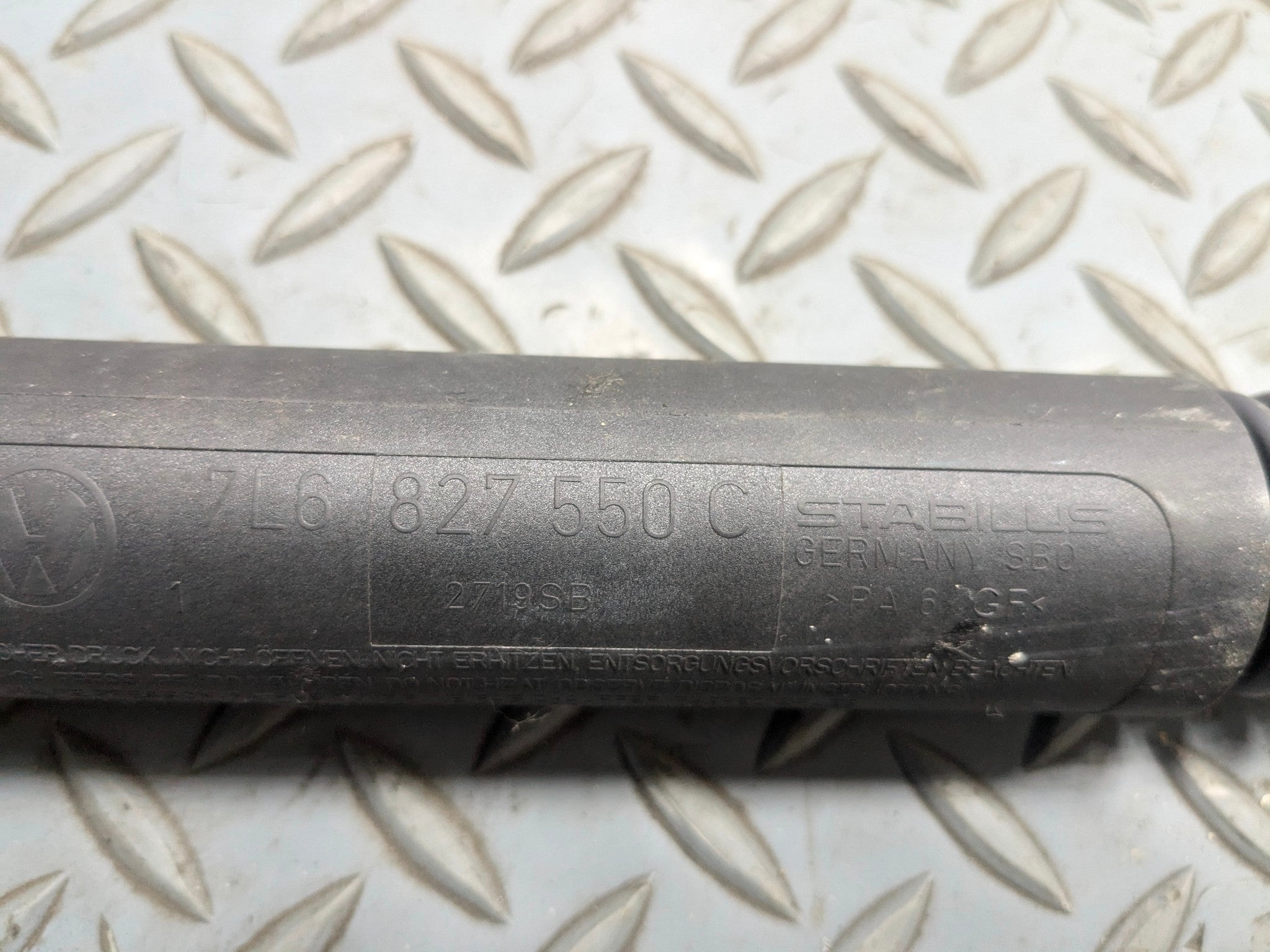 04 - 10 VOLKSWAGEN TOUAREG OEM HATCH SUPPORT GAS FILLLED STRUT REAR RIGHT SIDE
