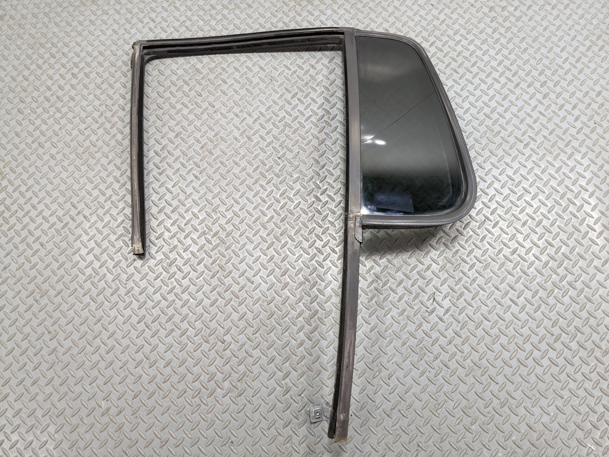 2006 - 2010 FORD EXPLORER OEM LEFT DRIVER REAR DOOR VENT GLASS WINDOW WITH SEAL