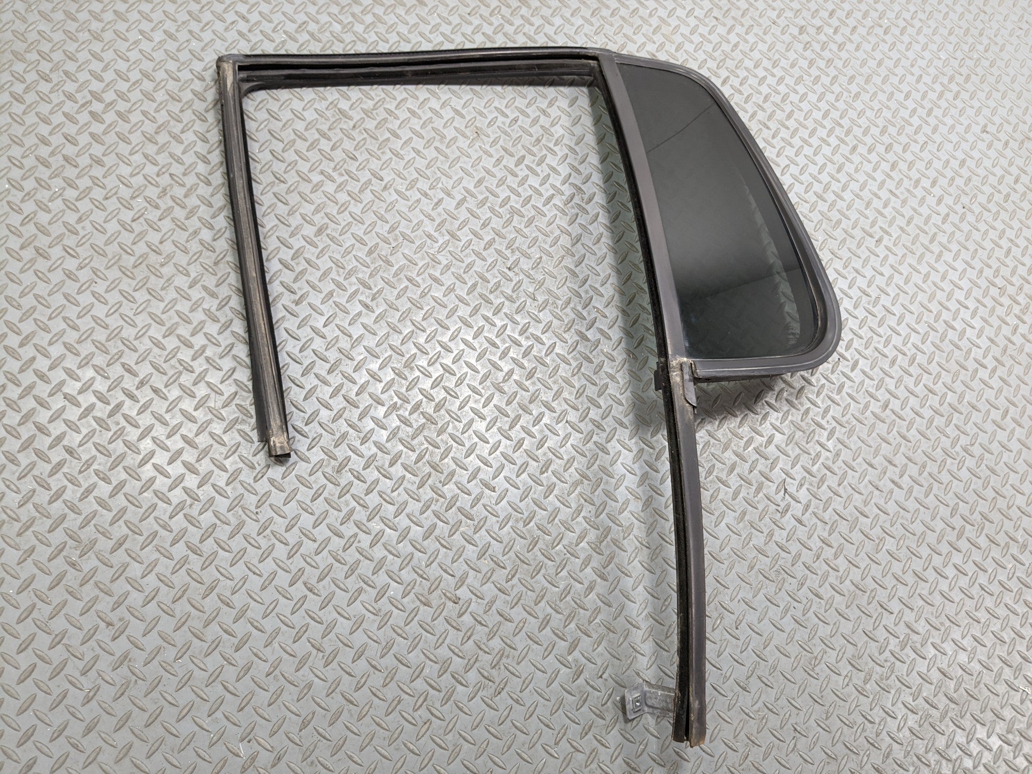 2006 - 2010 FORD EXPLORER OEM LEFT DRIVER REAR DOOR VENT GLASS WINDOW WITH SEAL