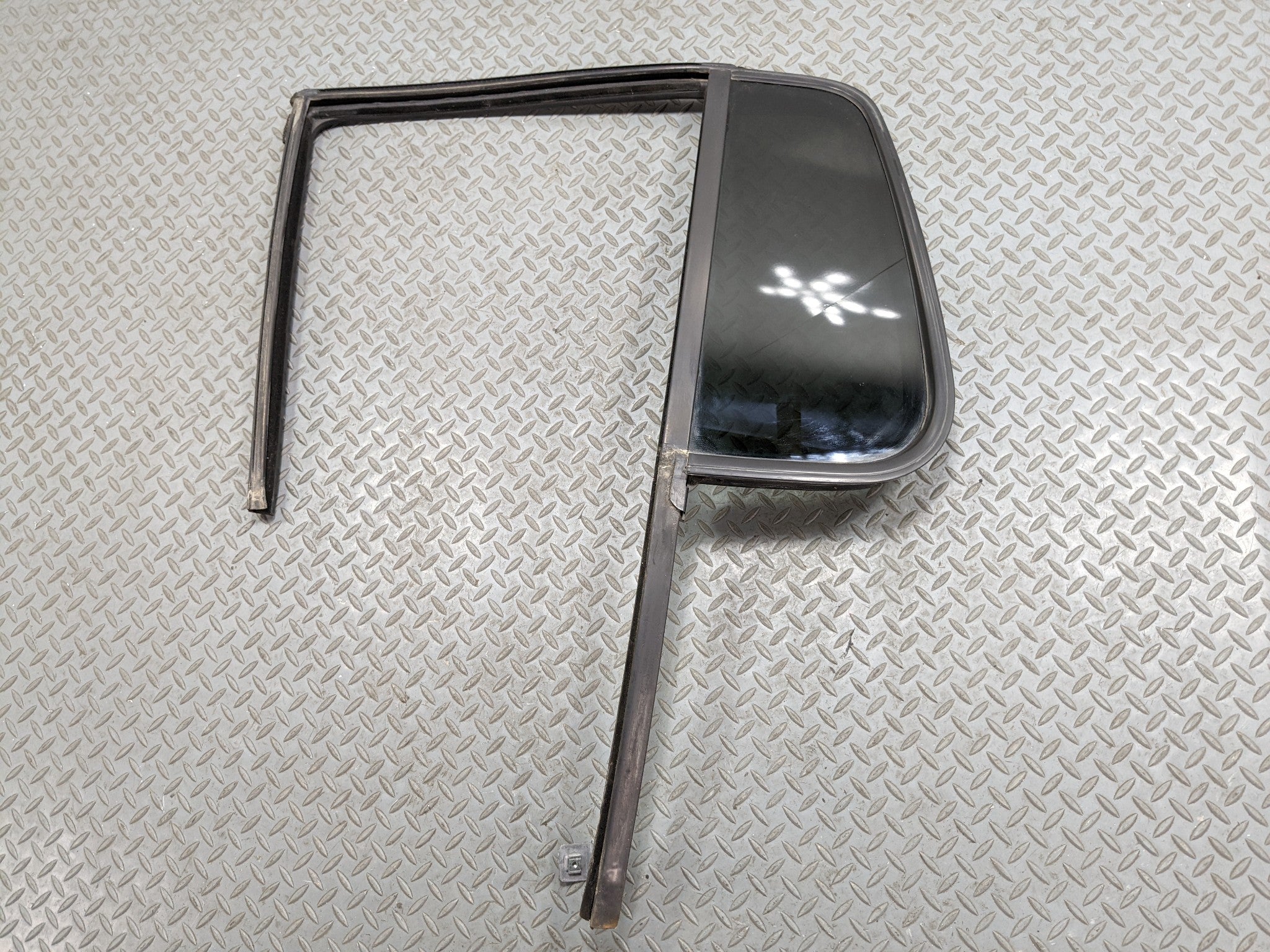 2006 - 2010 FORD EXPLORER OEM LEFT DRIVER REAR DOOR VENT GLASS WINDOW WITH SEAL