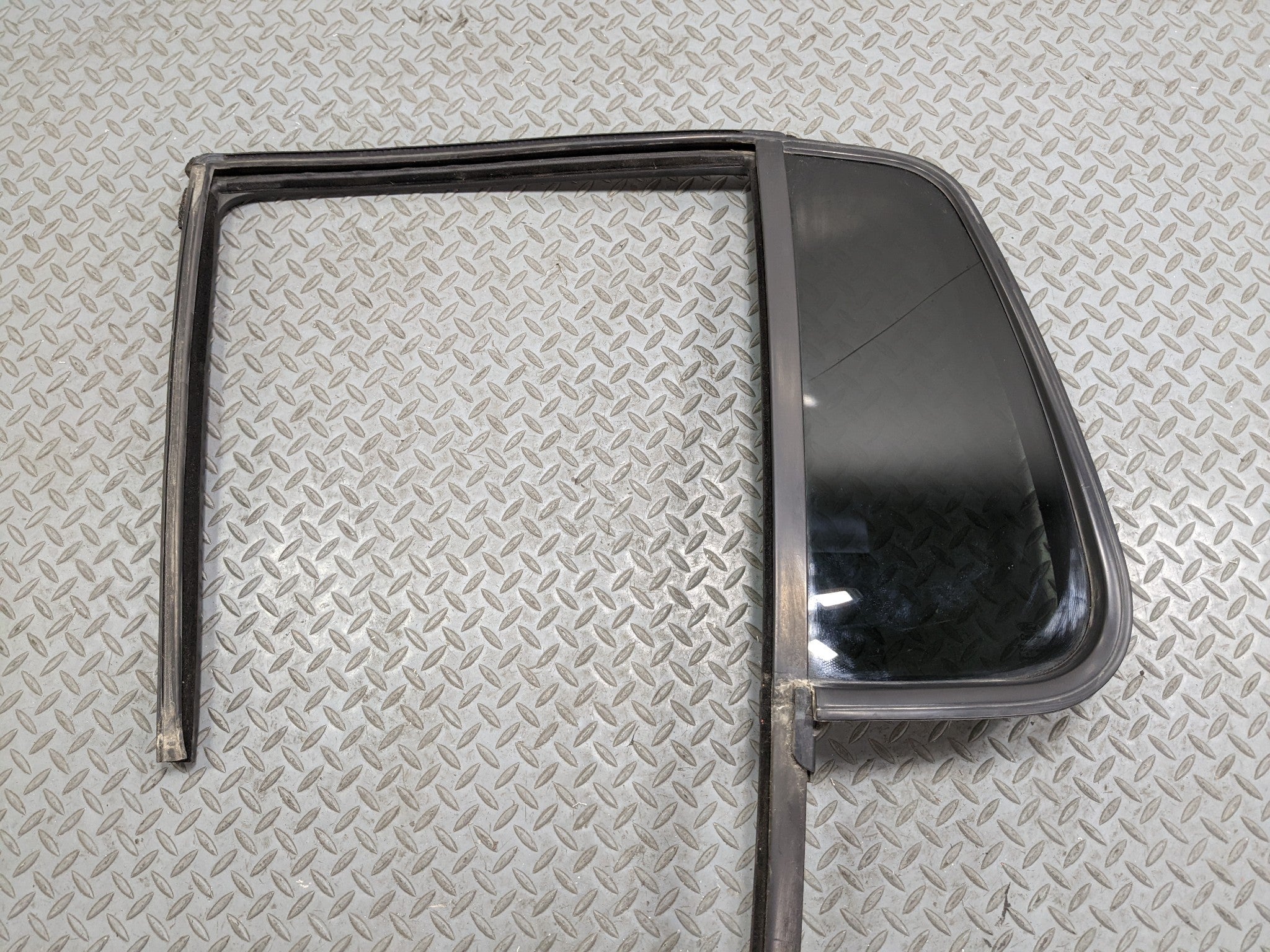 2006 - 2010 FORD EXPLORER OEM LEFT DRIVER REAR DOOR VENT GLASS WINDOW WITH SEAL