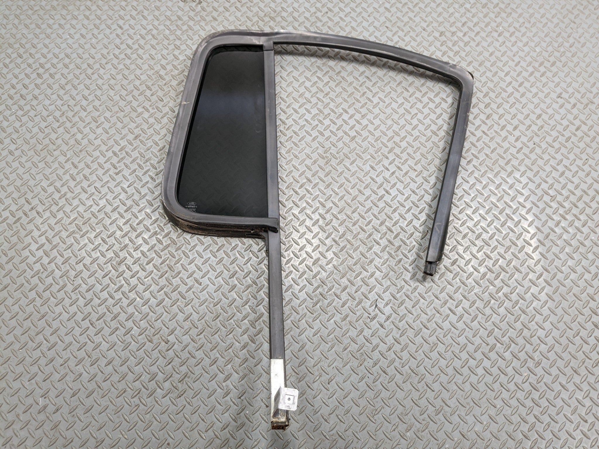 2006 - 2010 FORD EXPLORER OEM LEFT DRIVER REAR DOOR VENT GLASS WINDOW WITH SEAL