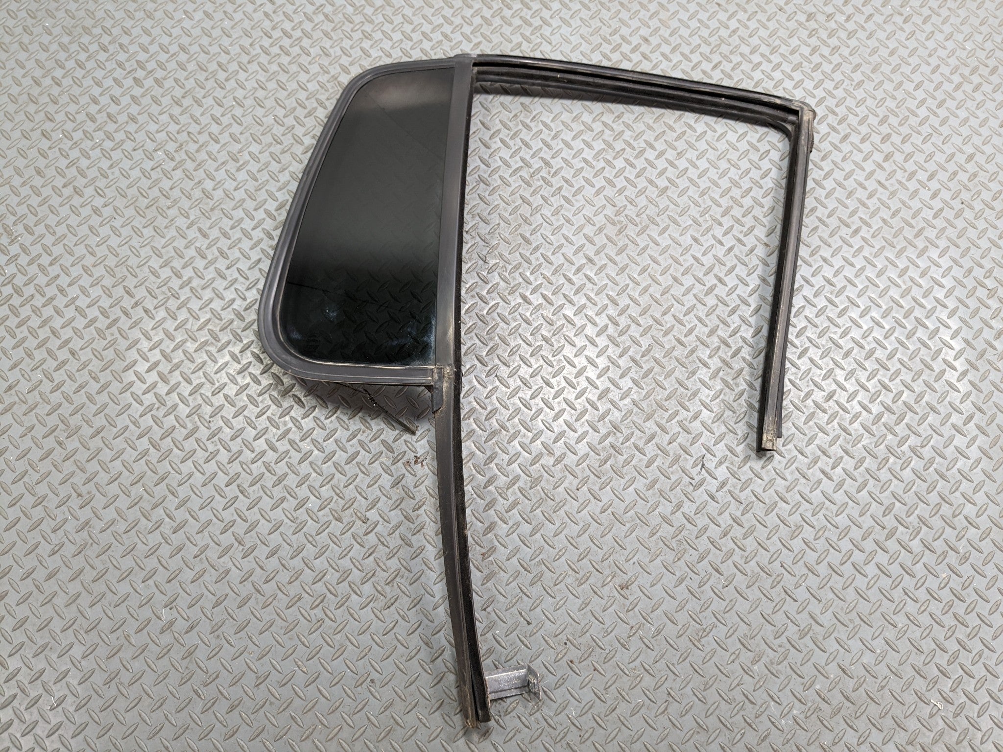 2006 - 2010 FORD EXPLORER OEM RIGHT REAR DOOR VENT GLASS WINDOW WITH SEAL