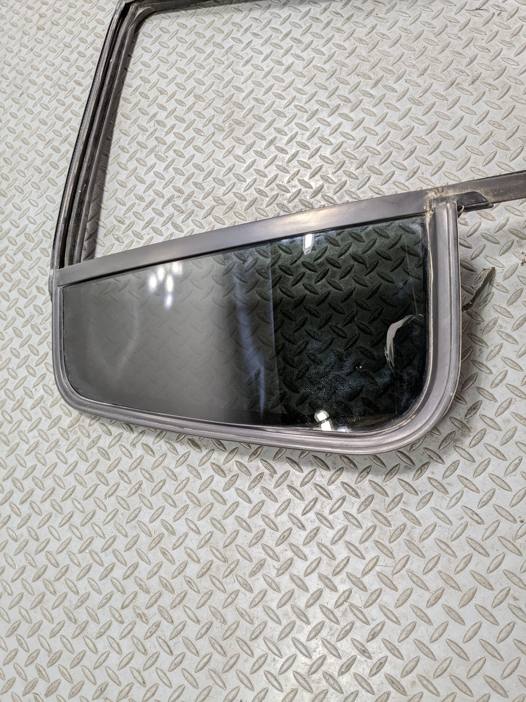 2006 - 2010 FORD EXPLORER OEM RIGHT REAR DOOR VENT GLASS WINDOW WITH SEAL