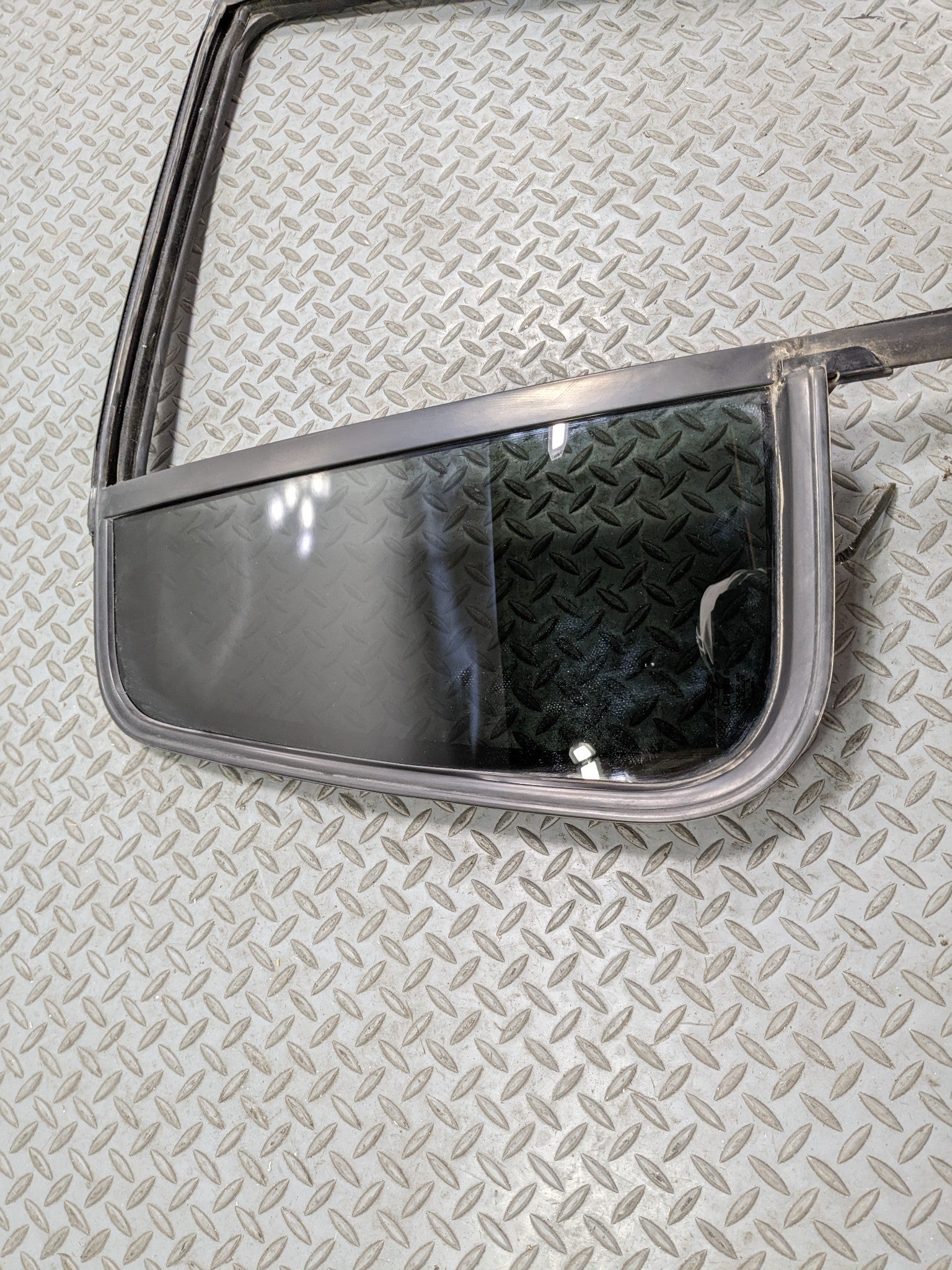 2006 - 2010 FORD EXPLORER OEM RIGHT REAR DOOR VENT GLASS WINDOW WITH SEAL