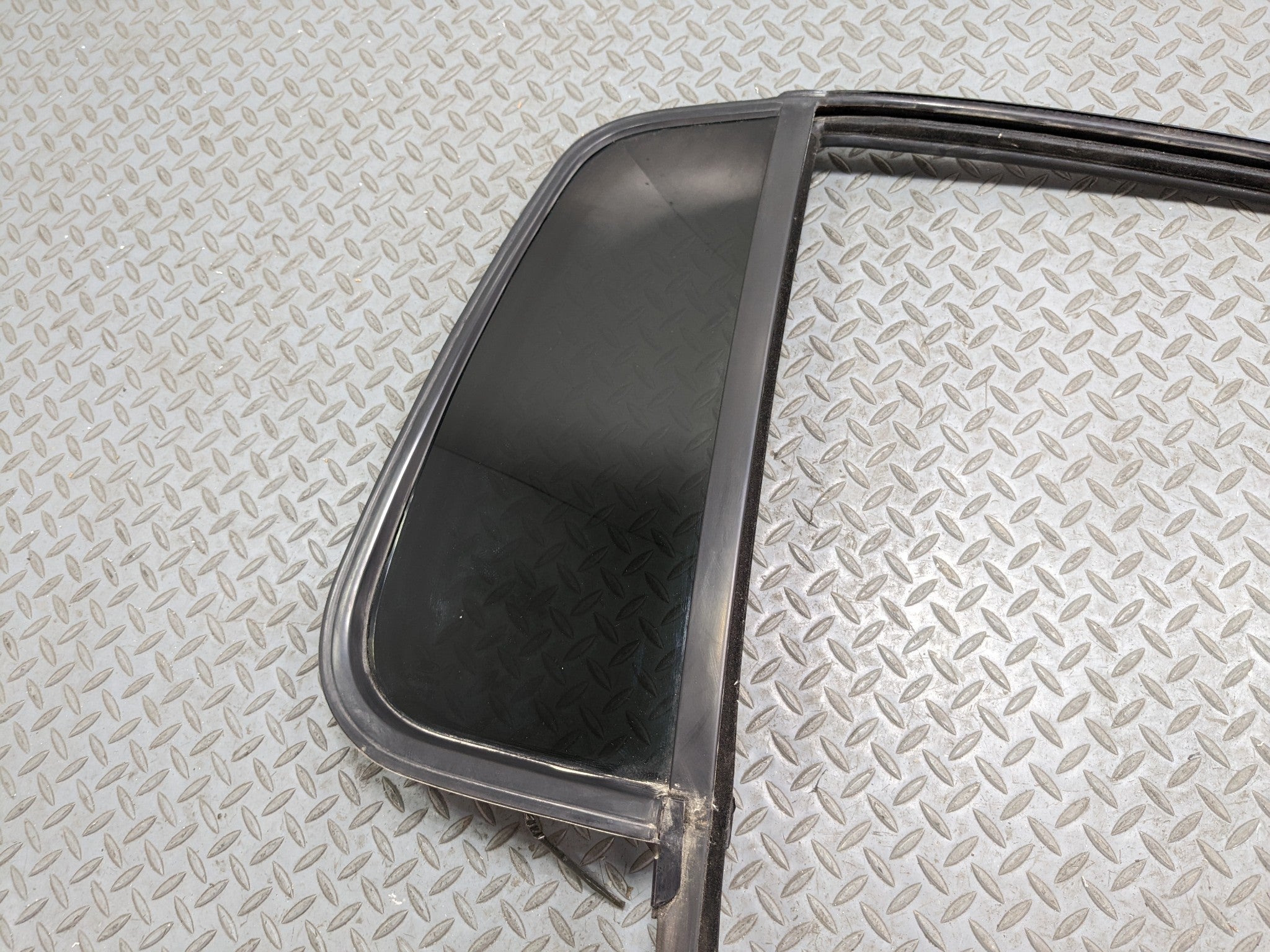 2006 - 2010 FORD EXPLORER OEM RIGHT REAR DOOR VENT GLASS WINDOW WITH SEAL