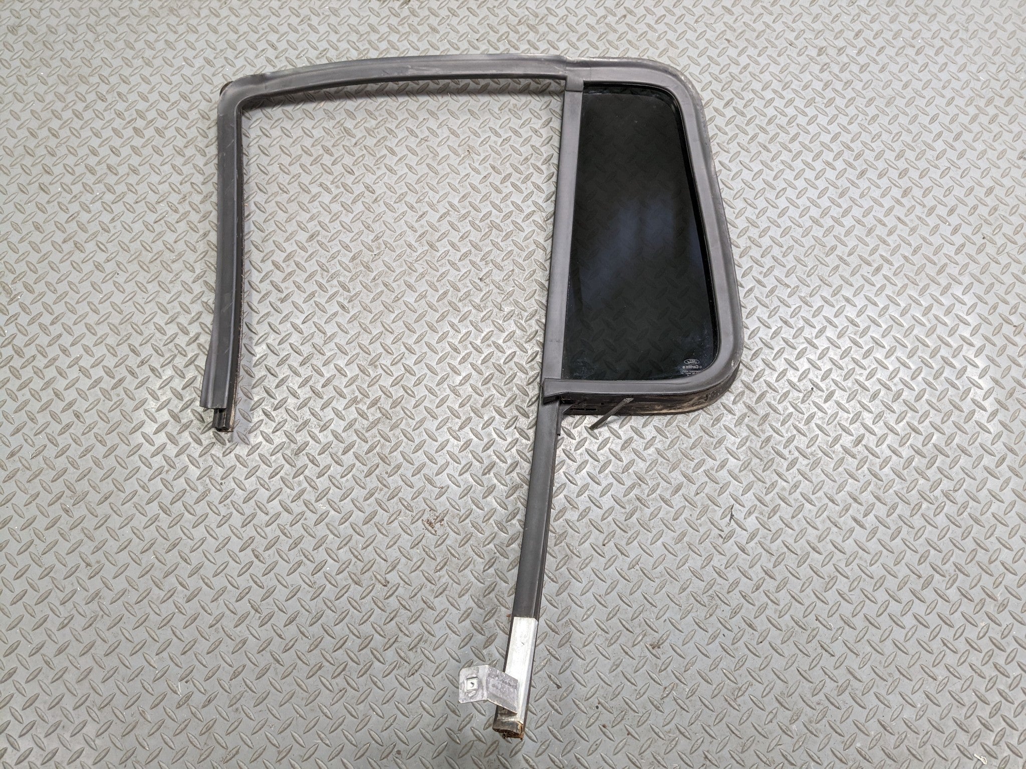 2006 - 2010 FORD EXPLORER OEM RIGHT REAR DOOR VENT GLASS WINDOW WITH SEAL