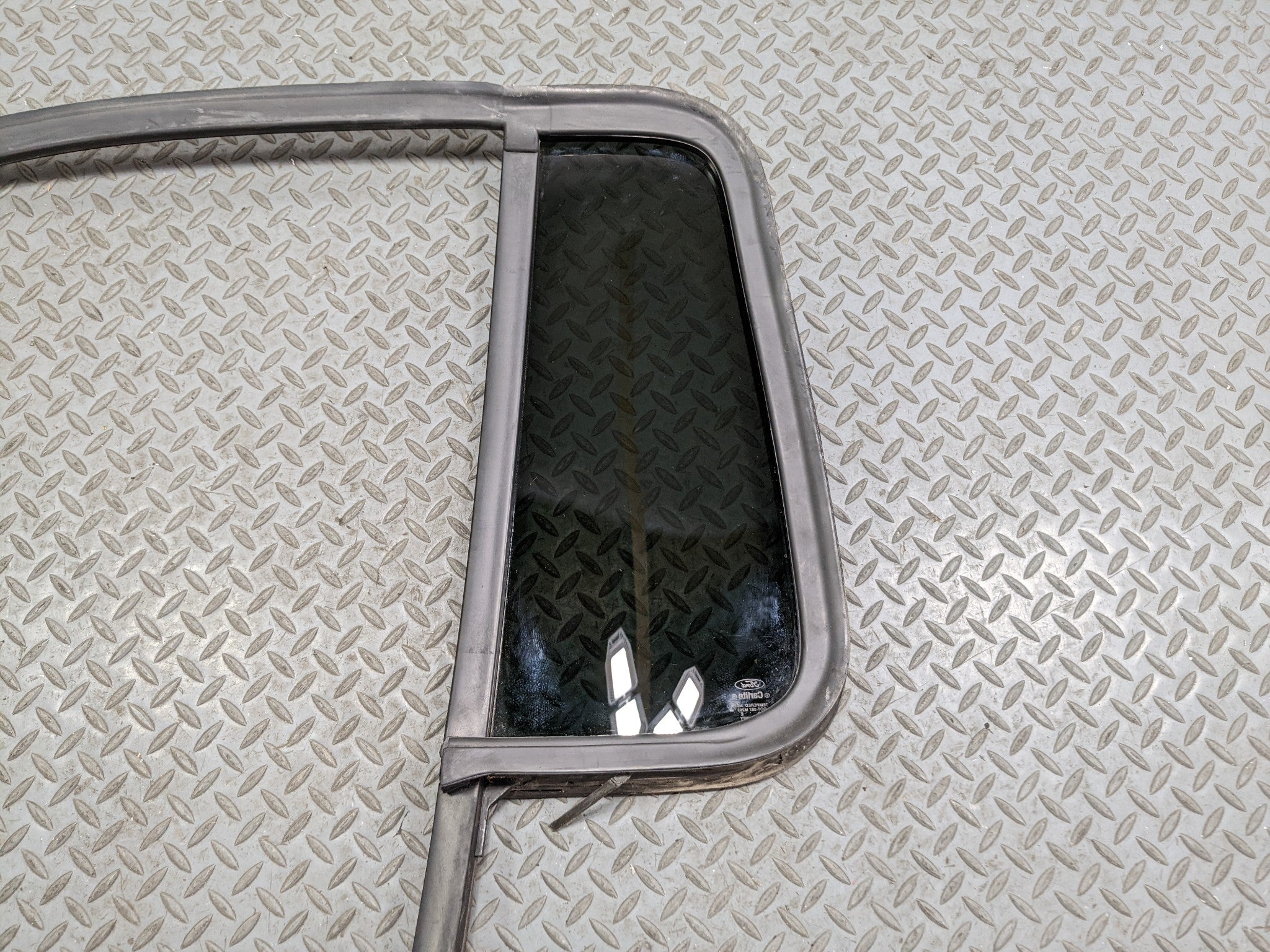 2006 - 2010 FORD EXPLORER OEM RIGHT REAR DOOR VENT GLASS WINDOW WITH SEAL