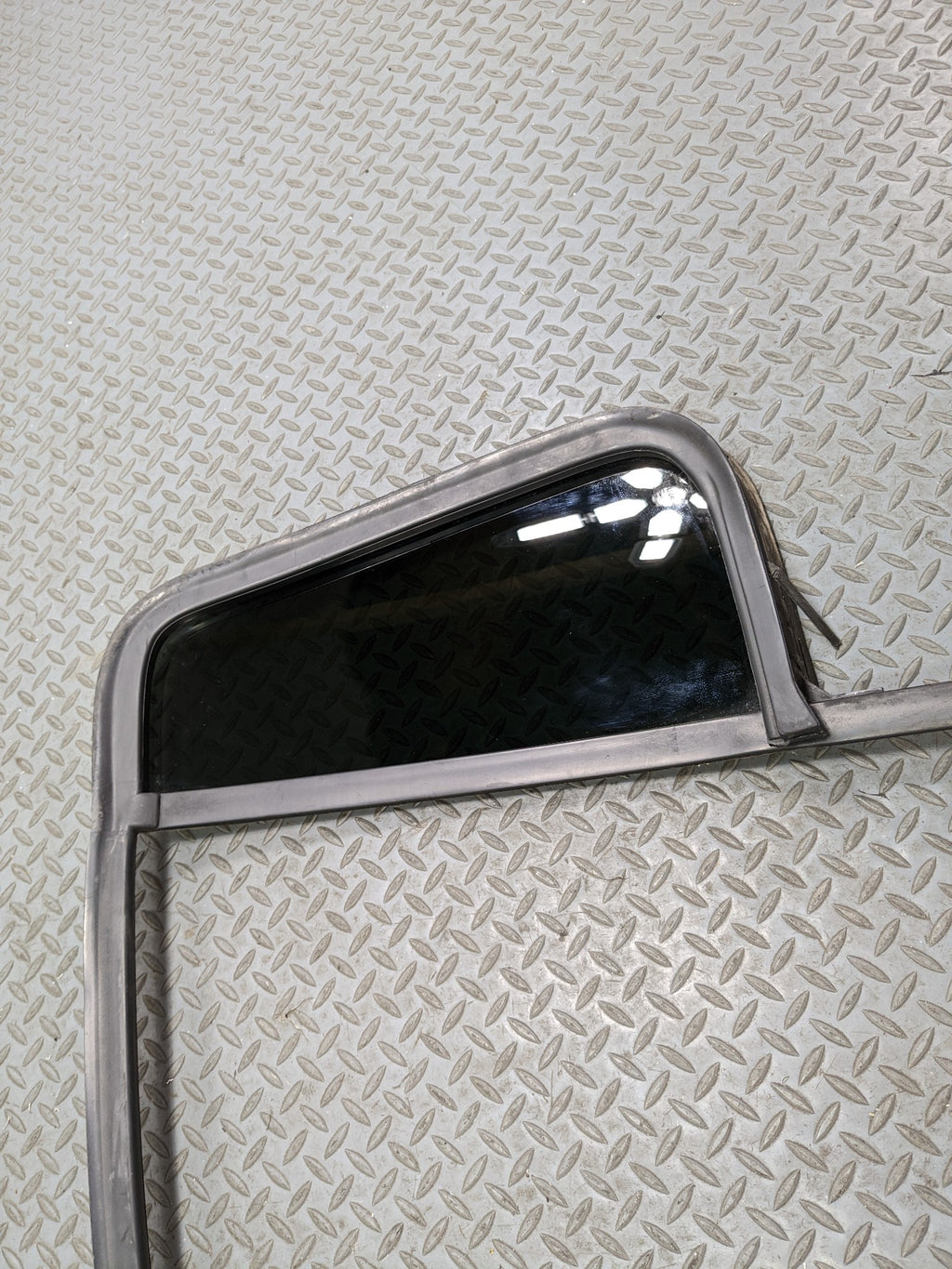 2006 - 2010 FORD EXPLORER OEM RIGHT REAR DOOR VENT GLASS WINDOW WITH SEAL