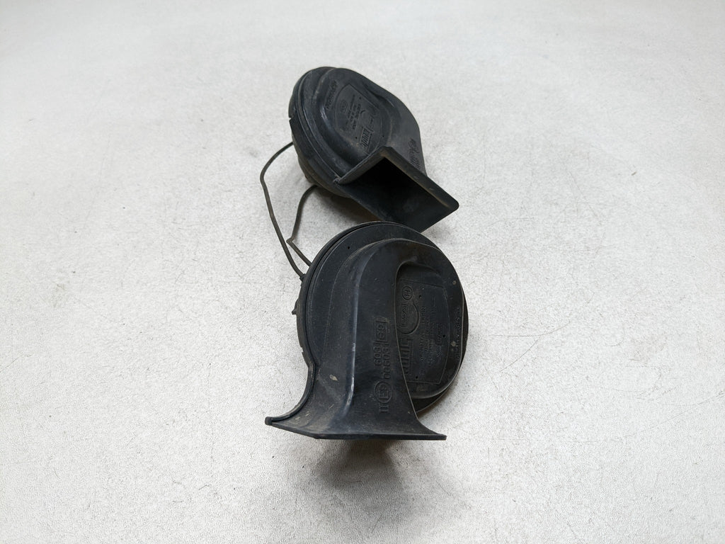 06 - 2010 FORD EXPLORER OEM LOW AND HIGH NOTE PITCH FREQUENCY SIGNAL HORN SET