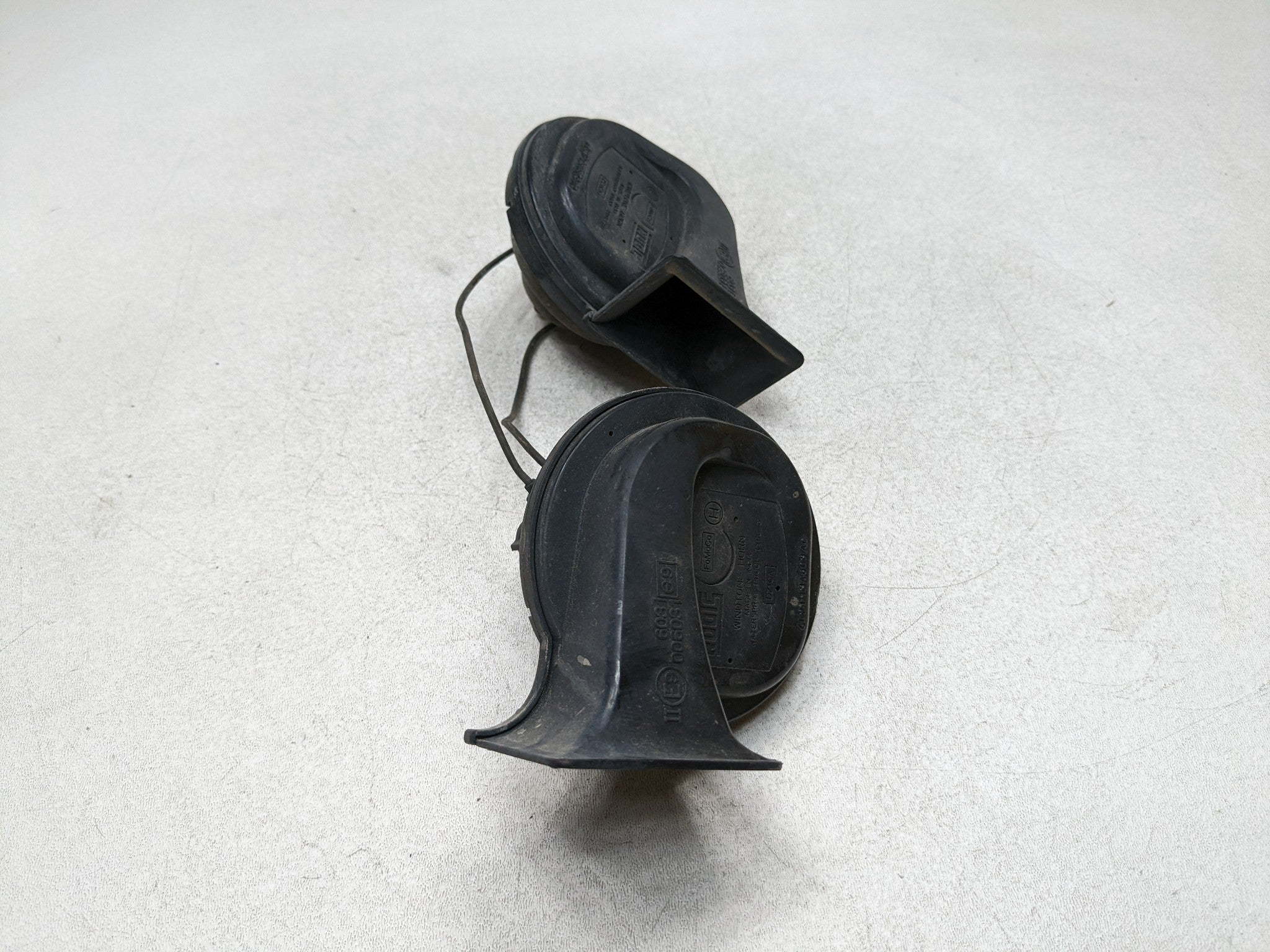 06 - 2010 FORD EXPLORER OEM LOW AND HIGH NOTE PITCH FREQUENCY SIGNAL HORN SET