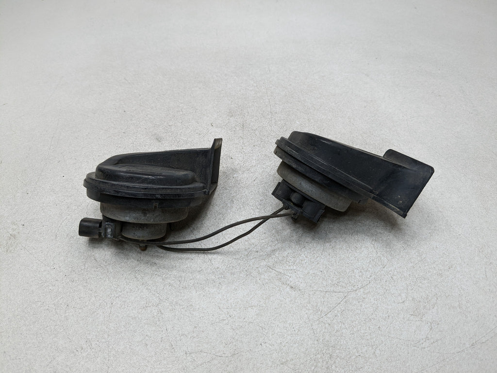 06 - 2010 FORD EXPLORER OEM LOW AND HIGH NOTE PITCH FREQUENCY SIGNAL HORN SET