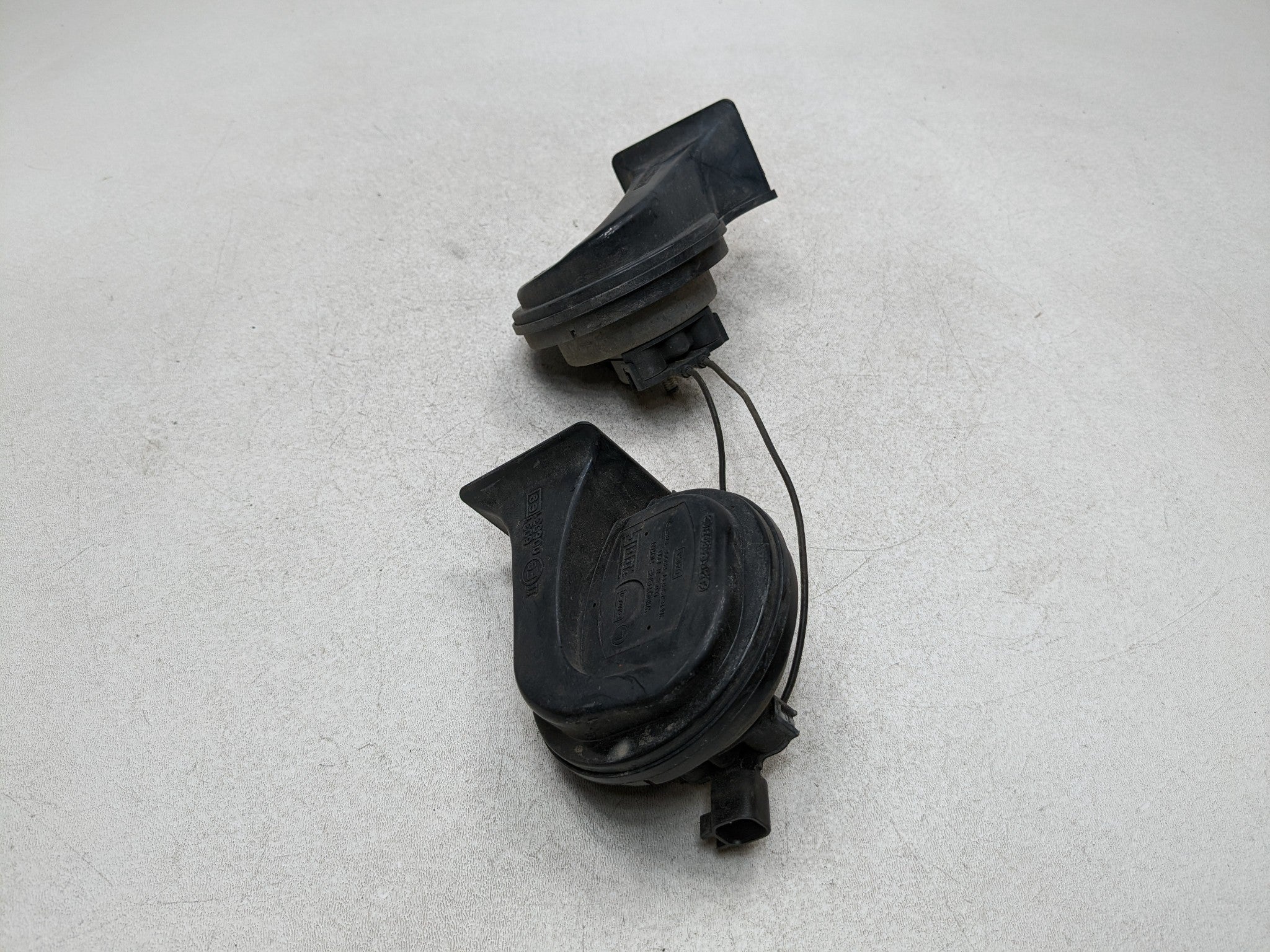 06 - 2010 FORD EXPLORER OEM LOW AND HIGH NOTE PITCH FREQUENCY SIGNAL HORN SET