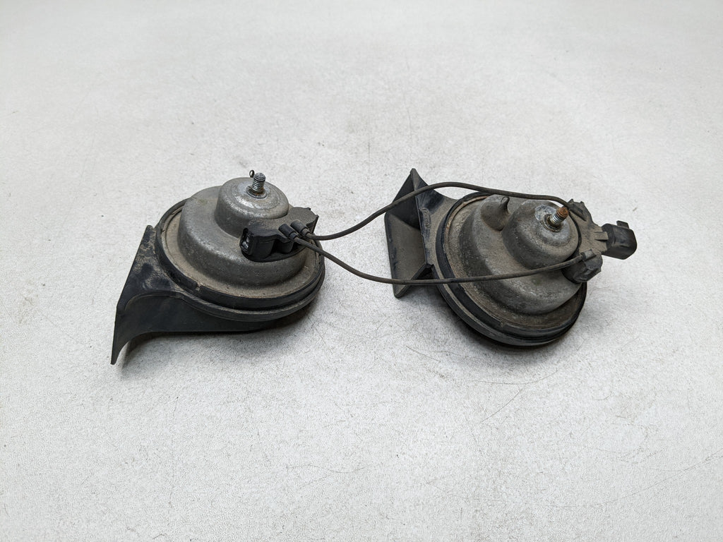 06 - 2010 FORD EXPLORER OEM LOW AND HIGH NOTE PITCH FREQUENCY SIGNAL HORN SET