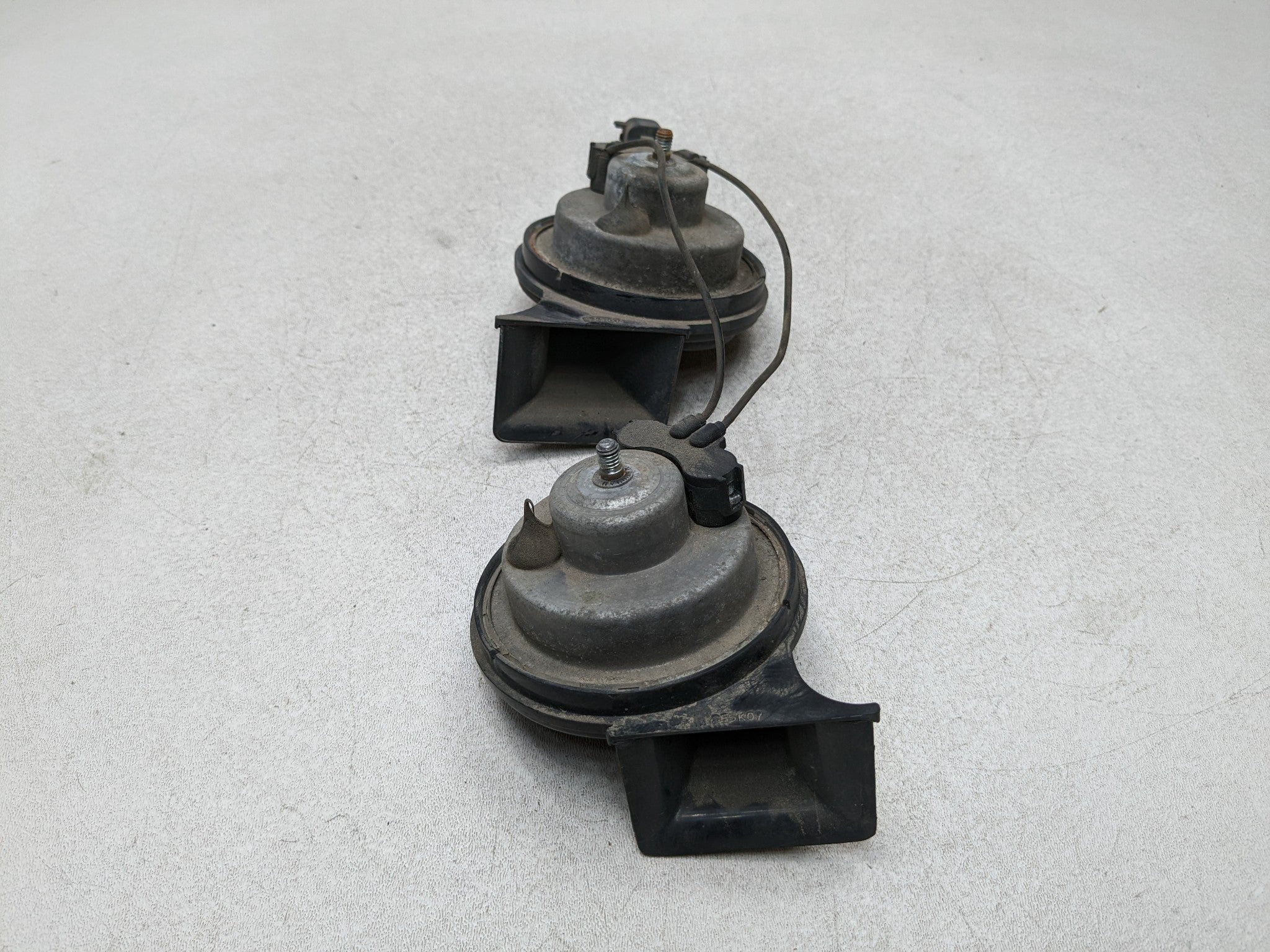 06 - 2010 FORD EXPLORER OEM LOW AND HIGH NOTE PITCH FREQUENCY SIGNAL HORN SET