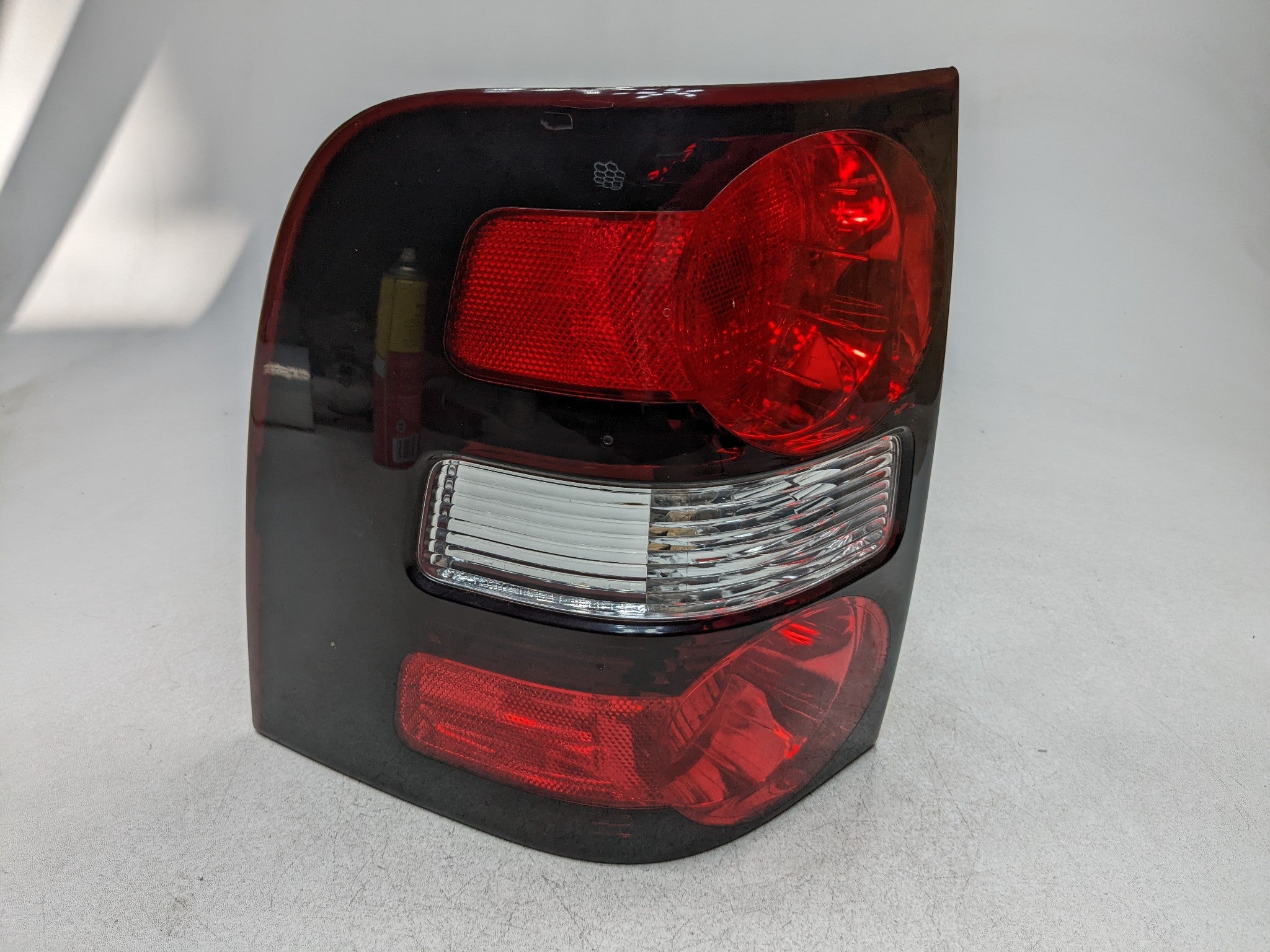 2006 - 2010 FORD EXPLORER OEM OUTER TAIL LIGHT ASSEMBLY REAR LEFT DRIVER SIDE