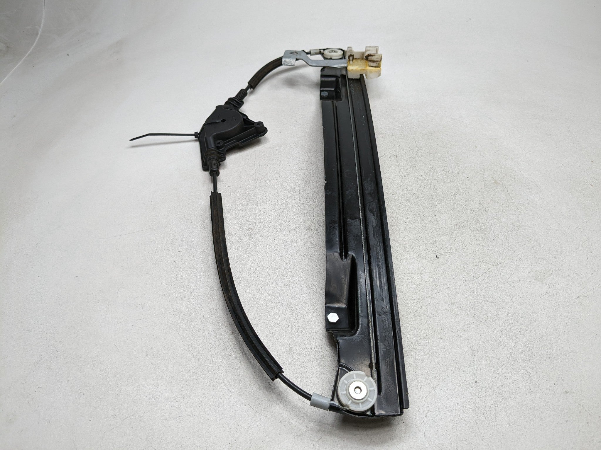 2006 - 2010 FORD EXPLORER OEM CARGO REGULATOR WITHOUT MOTOR REAR RIGHT SIDE