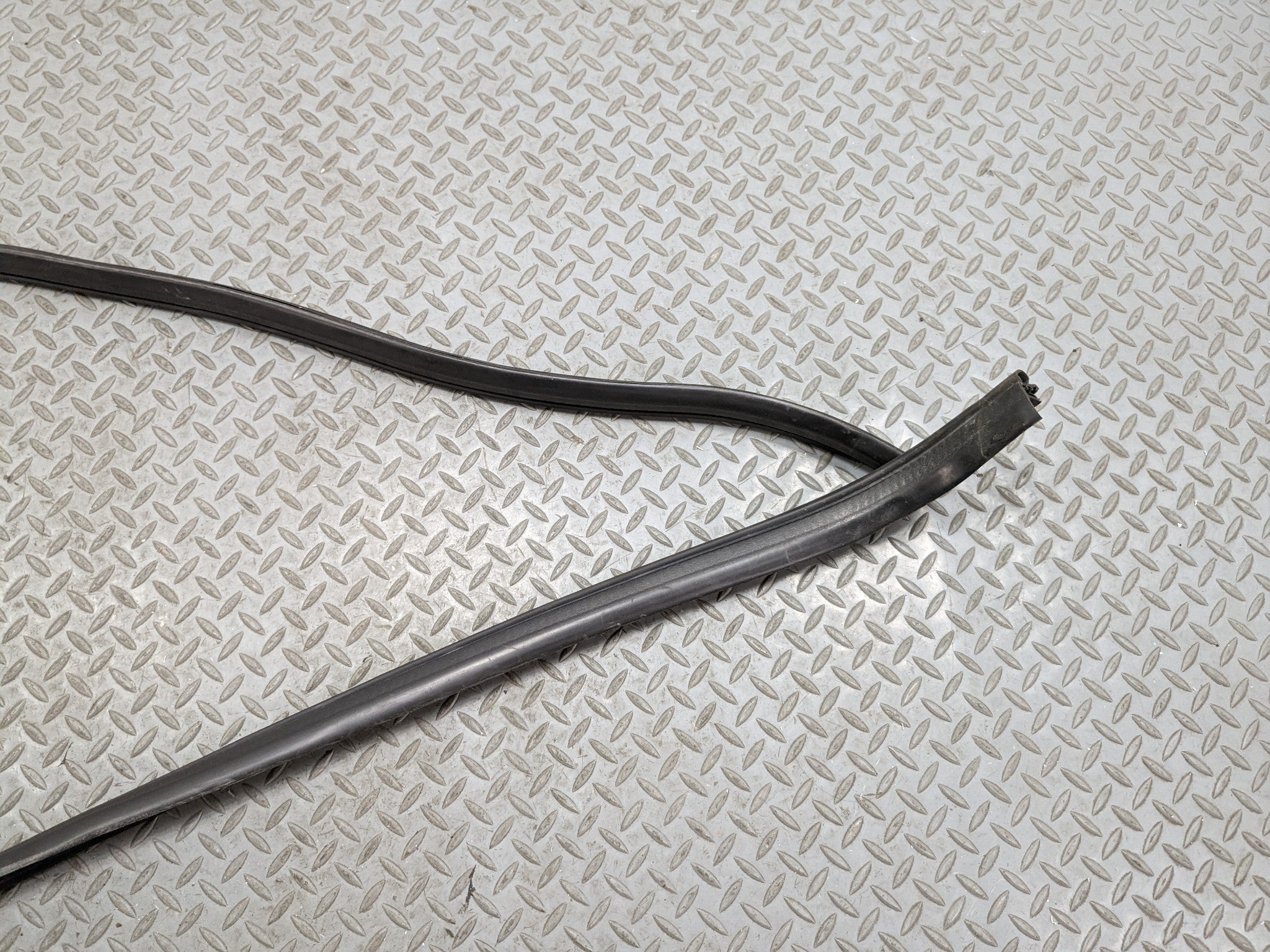 2006 - 2010 FORD EXPLORER OEM DOOR SEAL WEATHER STRIPPING RUBBER REAR RIGHT SIDE