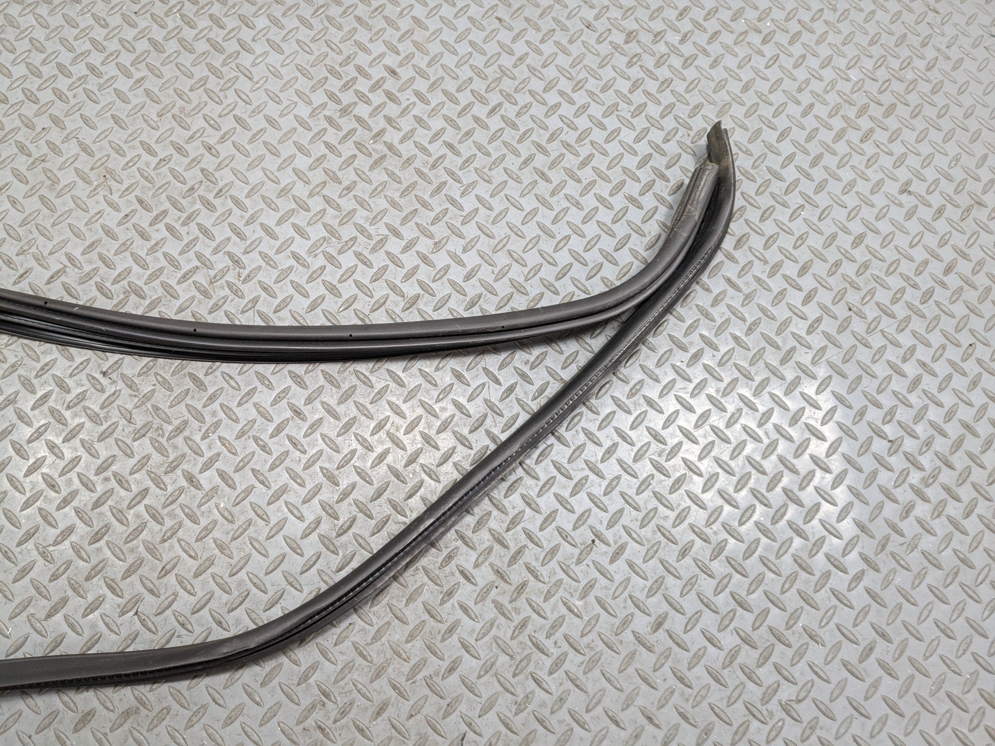 06 - 10 FORD EXPLORER OEM DOOR SEAL WEATHER STRIPPING RUBBER FRONT RIGHT SIDE