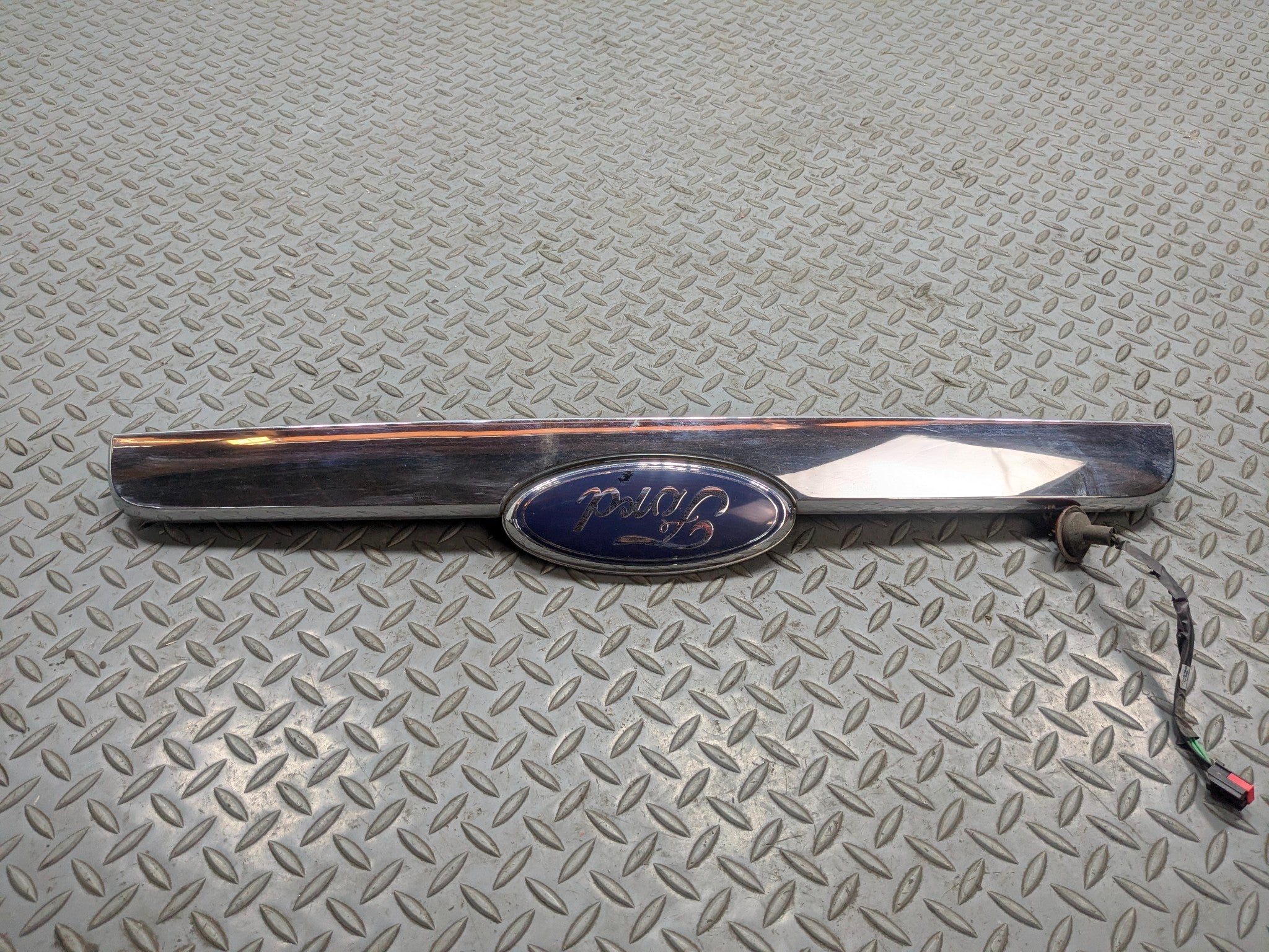 2006 - 2010 FORD EXPLORER OEM REAR TRUNK LID LICENSE PLATE BODY MOLDING TRIM