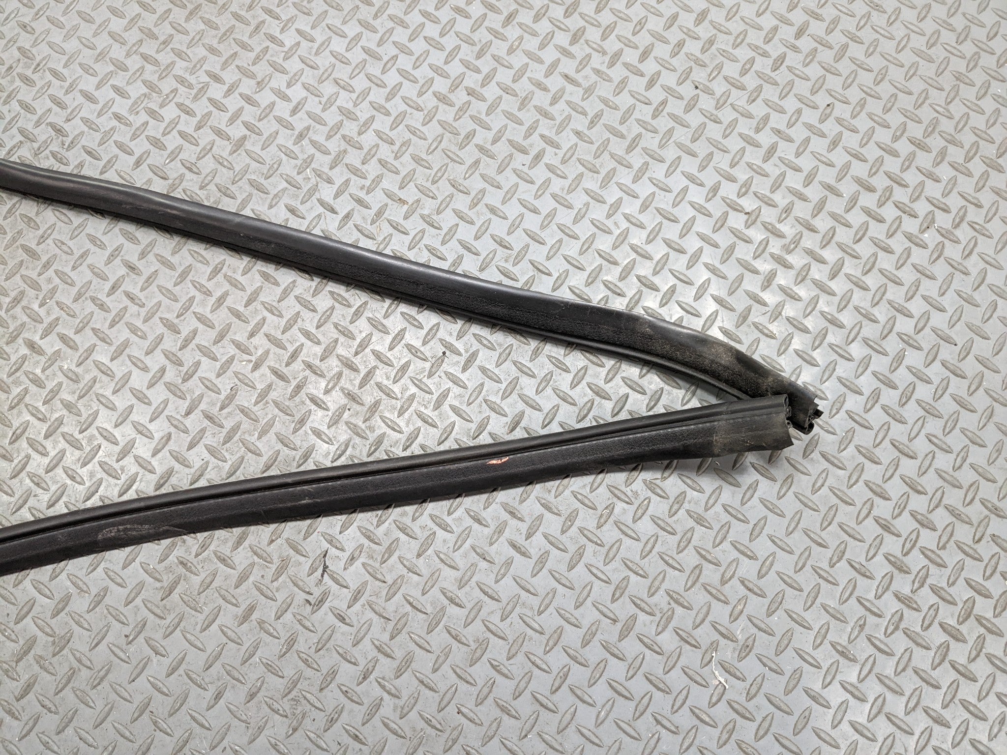 2006 - 2010 FORD EXPLORER OEM DOOR SEAL WEATHER STRIPPING RUBBER REAR LEFT SIDE