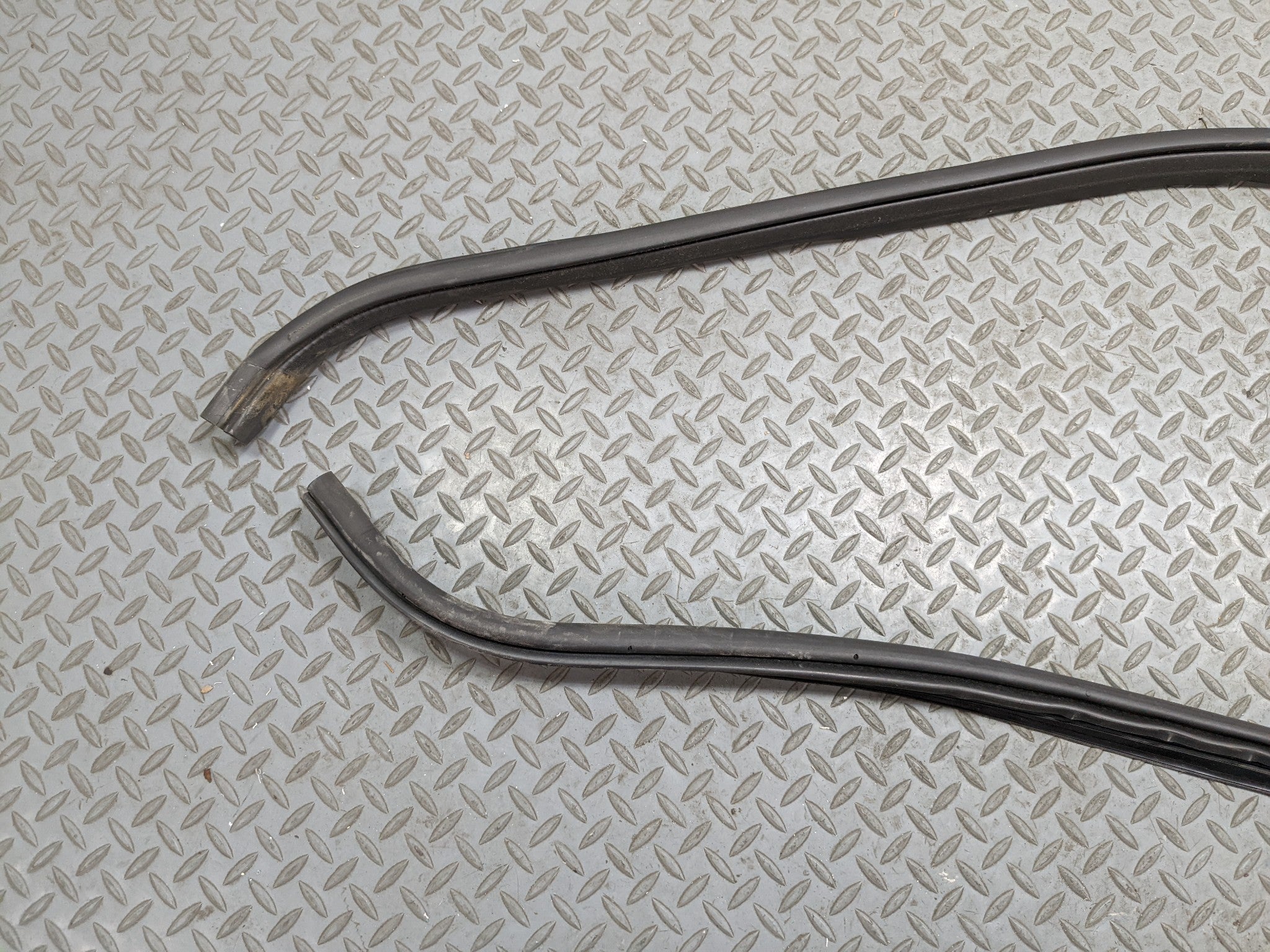 2006 - 2010 FORD EXPLORER OEM DOOR SEAL WEATHER STRIPPING RUBBER FRONT LEFT SIDE