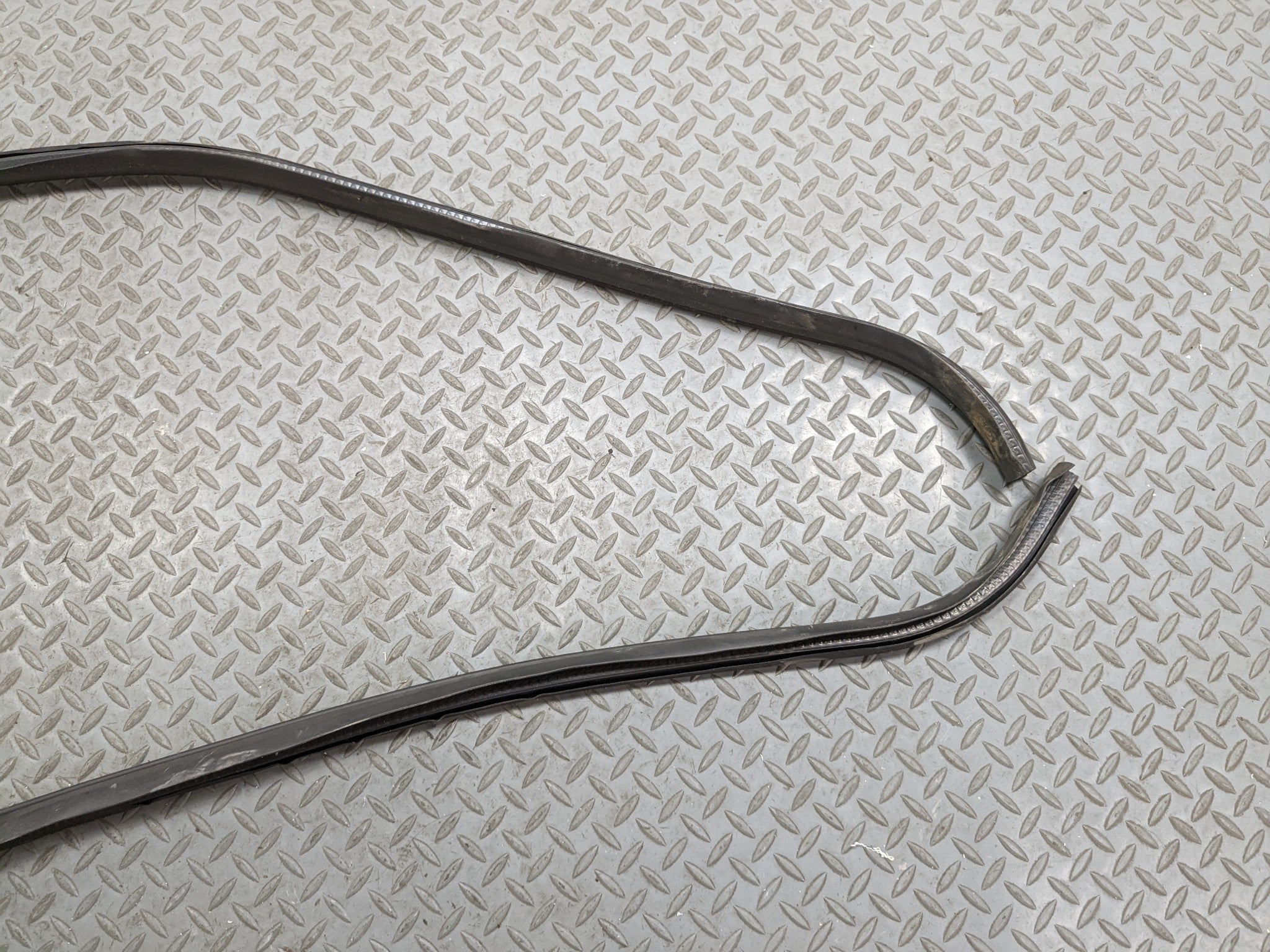 2006 - 2010 FORD EXPLORER OEM DOOR SEAL WEATHER STRIPPING RUBBER FRONT LEFT SIDE