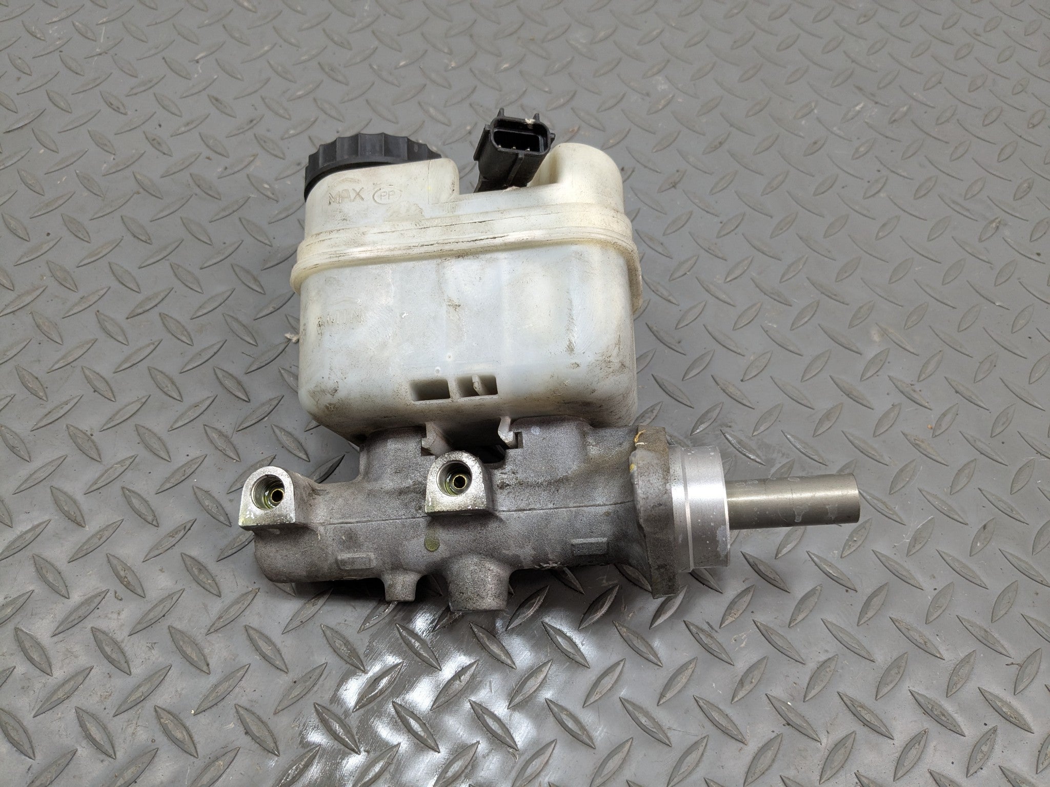 2006 - 2010 FORD EXPLORER OEM BRAKE MASTER CYLINDER WITH RESERVOIR ASSEMBLY
