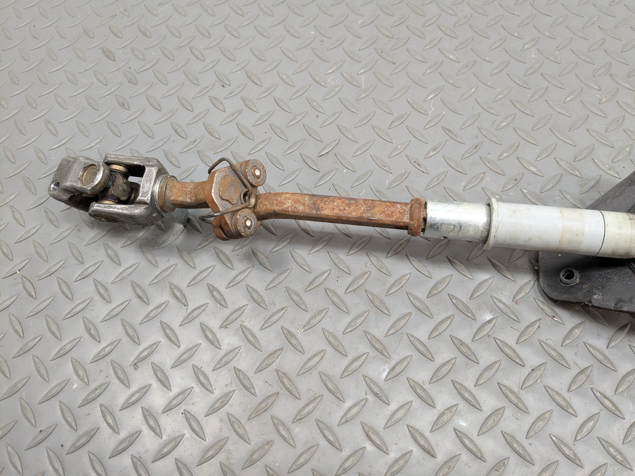 2006 - 2010 FORD EXPLORER OEM UPPER AND LOWER STEERING SHAFT JOINTS ASSEMBLY