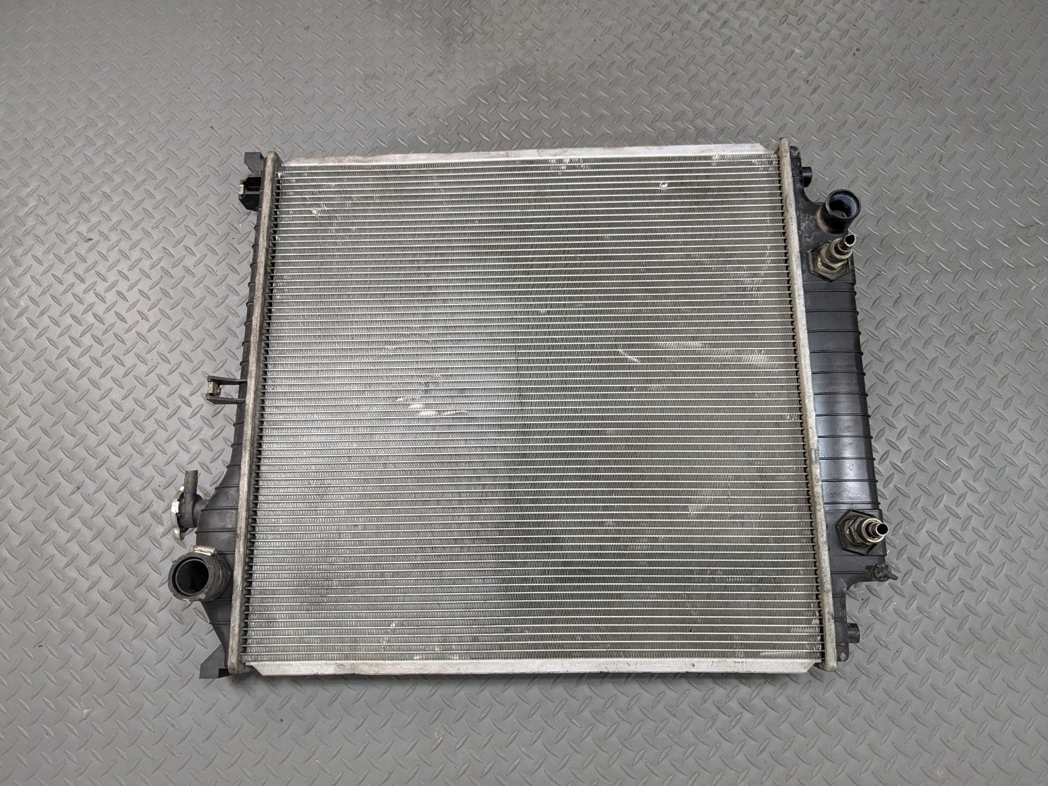 2006 - 2010 FORD EXPLORER OEM ENGINE COOLING RADIATOR ASSEMBLY