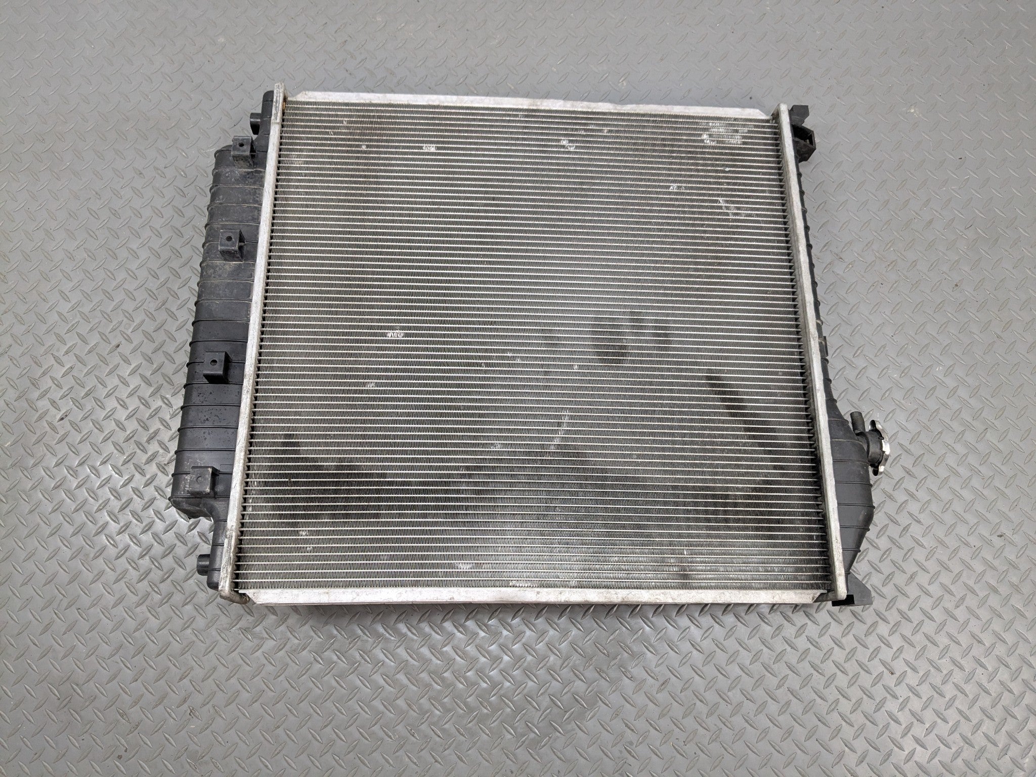 2006 - 2010 FORD EXPLORER OEM ENGINE COOLING RADIATOR ASSEMBLY