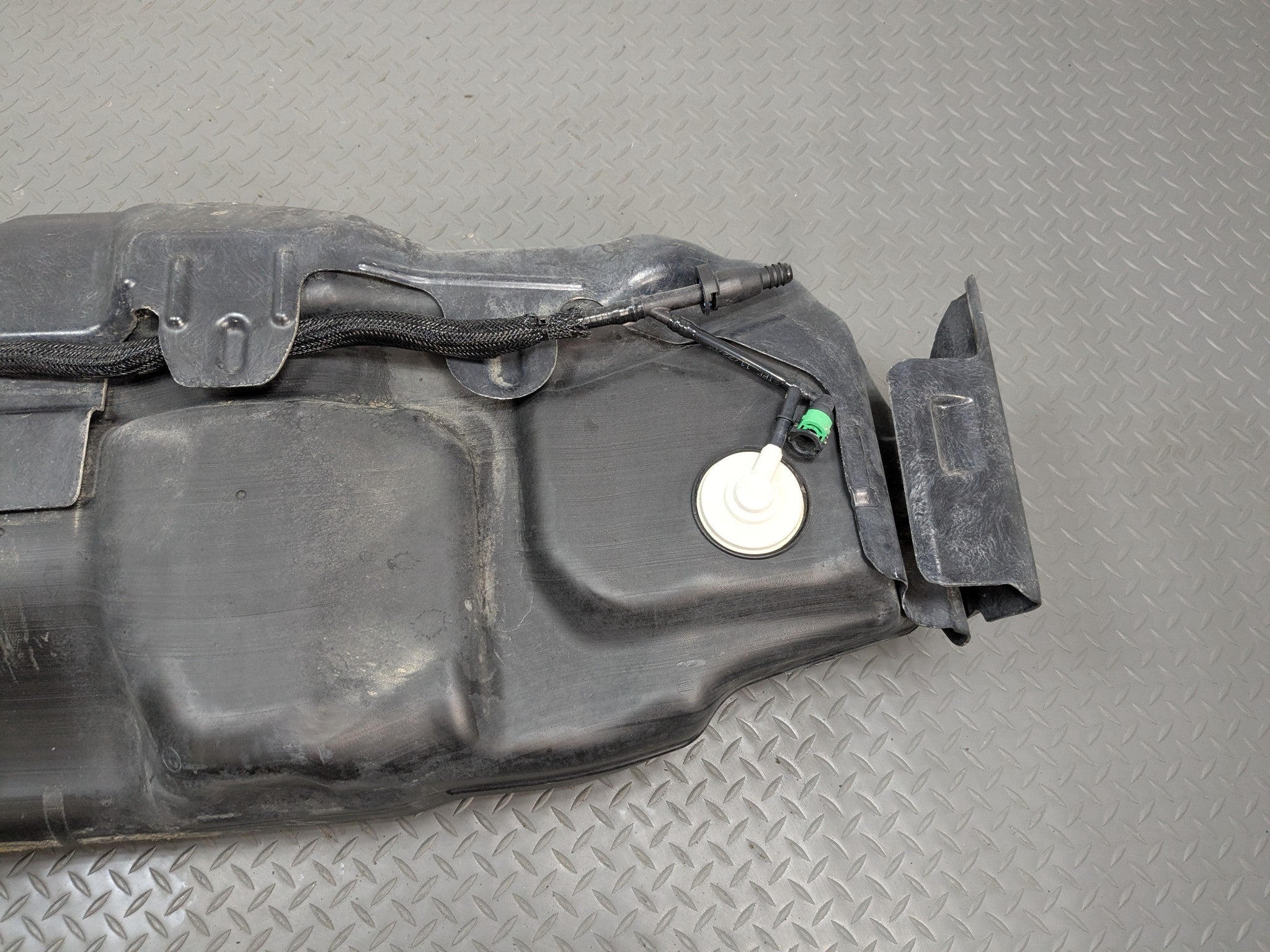 2006 - 2010 FORD EXPLORER OEM GASOLINE GAS FUEL TANK RESERVOIR ASSEMBLY