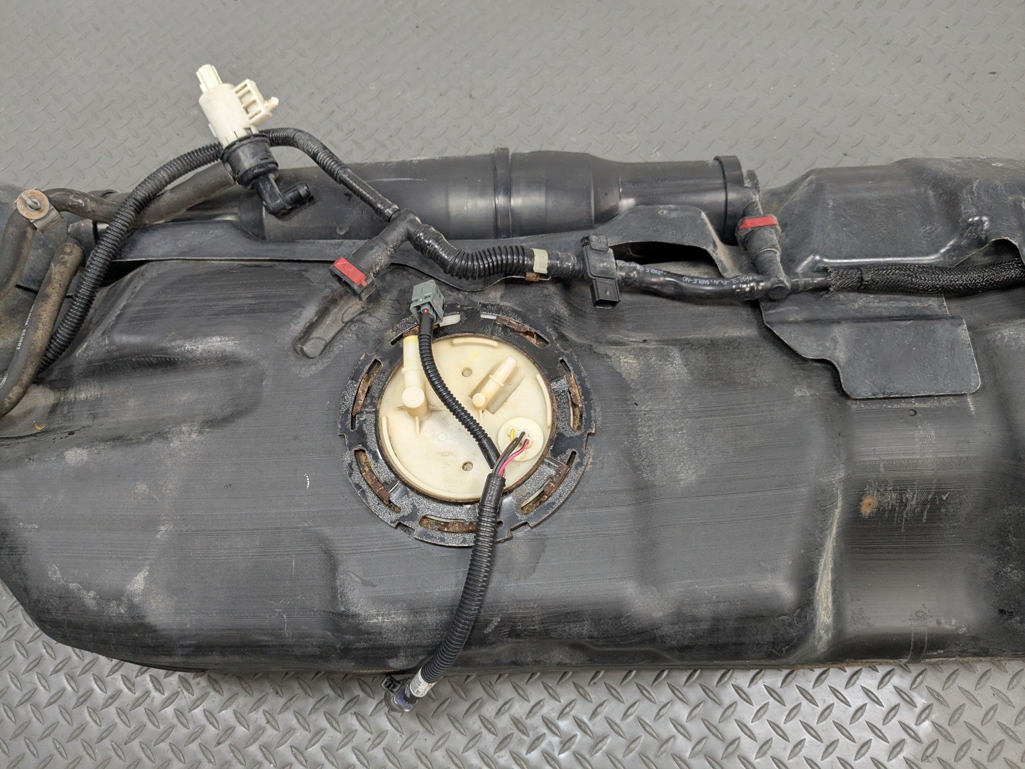 2006 - 2010 FORD EXPLORER OEM GASOLINE GAS FUEL TANK RESERVOIR ASSEMBLY