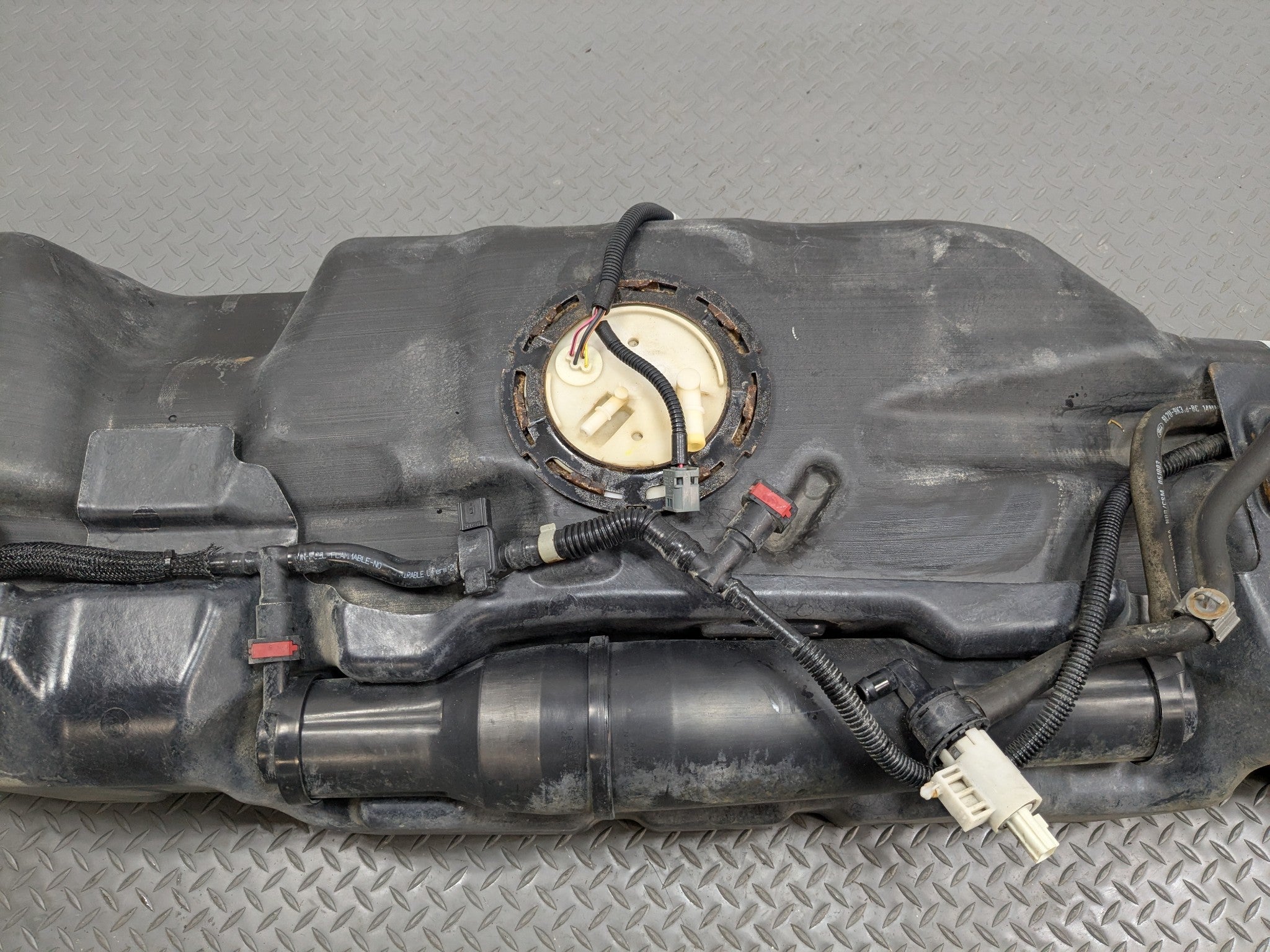 2006 - 2010 FORD EXPLORER OEM GASOLINE GAS FUEL TANK RESERVOIR ASSEMBLY