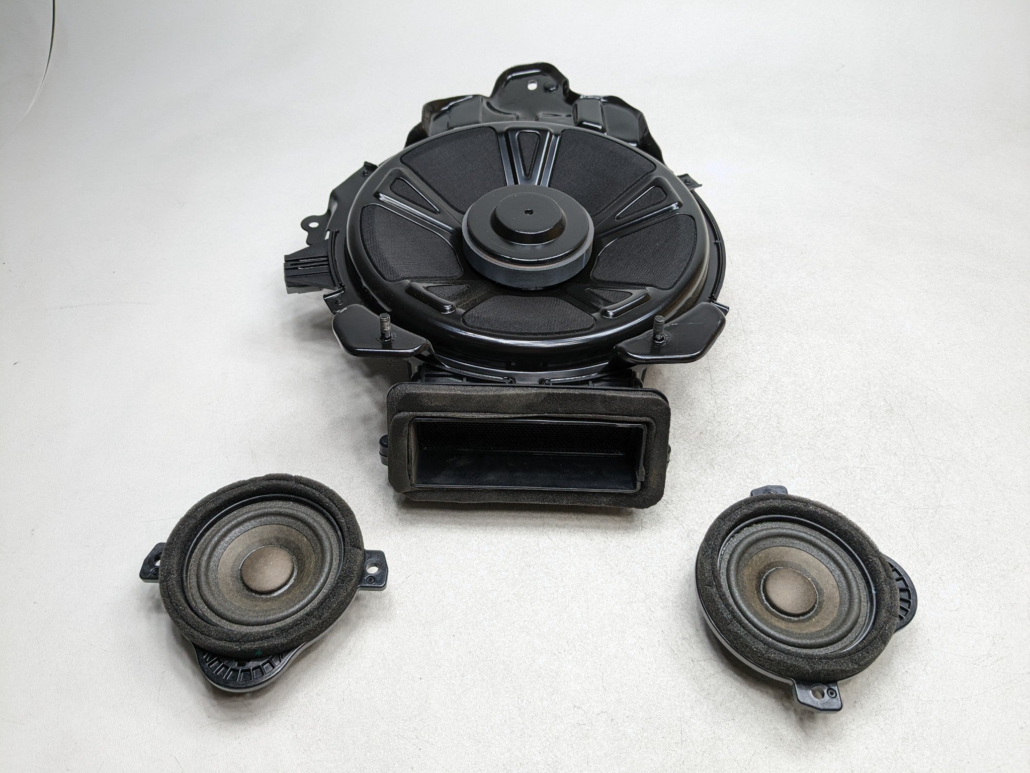 19 - 24 VOLVO S60 OEM SPEAKER SUBWOOFER DOOR AUDIO SYSTEM REAR LEFT AND RIGHT