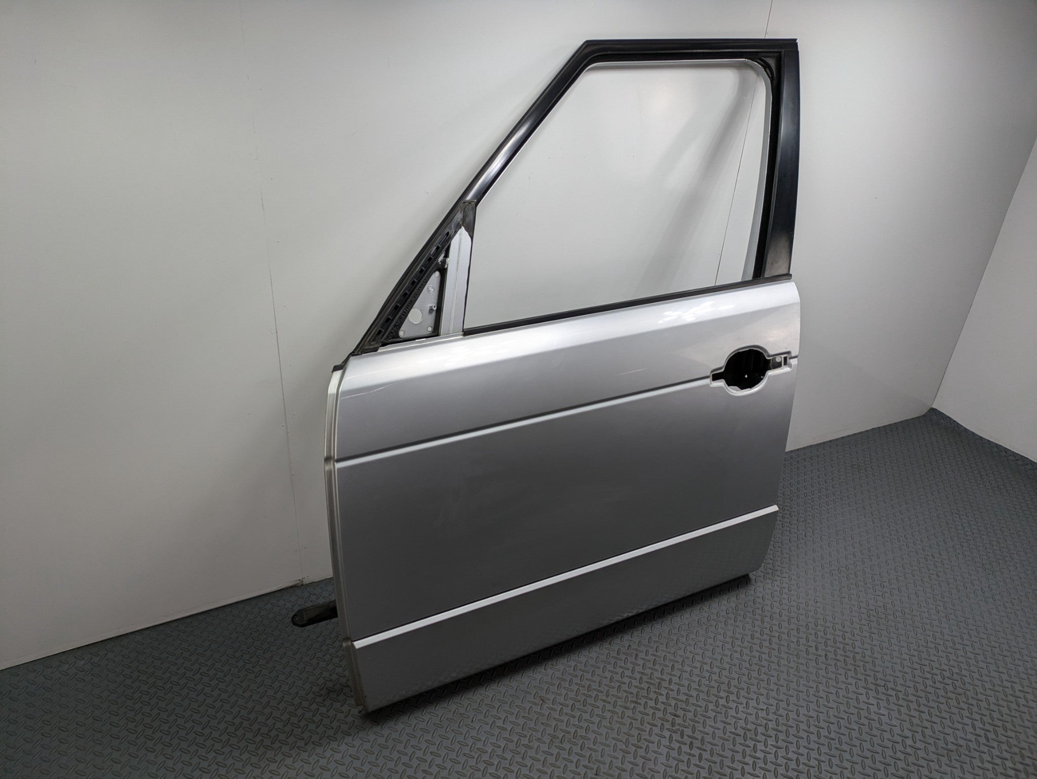 03 - 05 LAND RANGE ROVER OEM DOOR SHELL PANEL ZAMBEZI SILVER FRONT LEFT SIDE