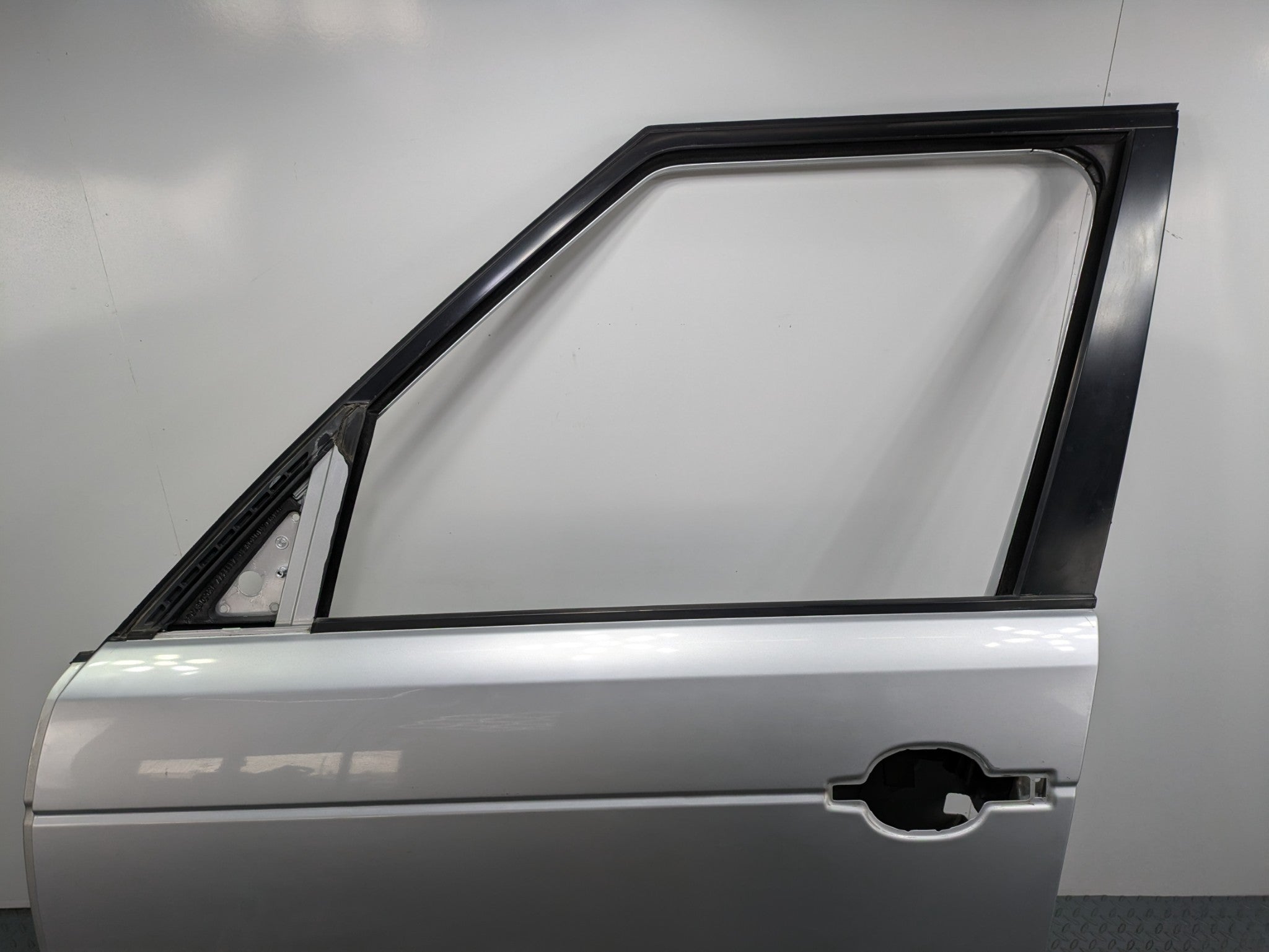 03 - 05 LAND RANGE ROVER OEM DOOR SHELL PANEL ZAMBEZI SILVER FRONT LEFT SIDE
