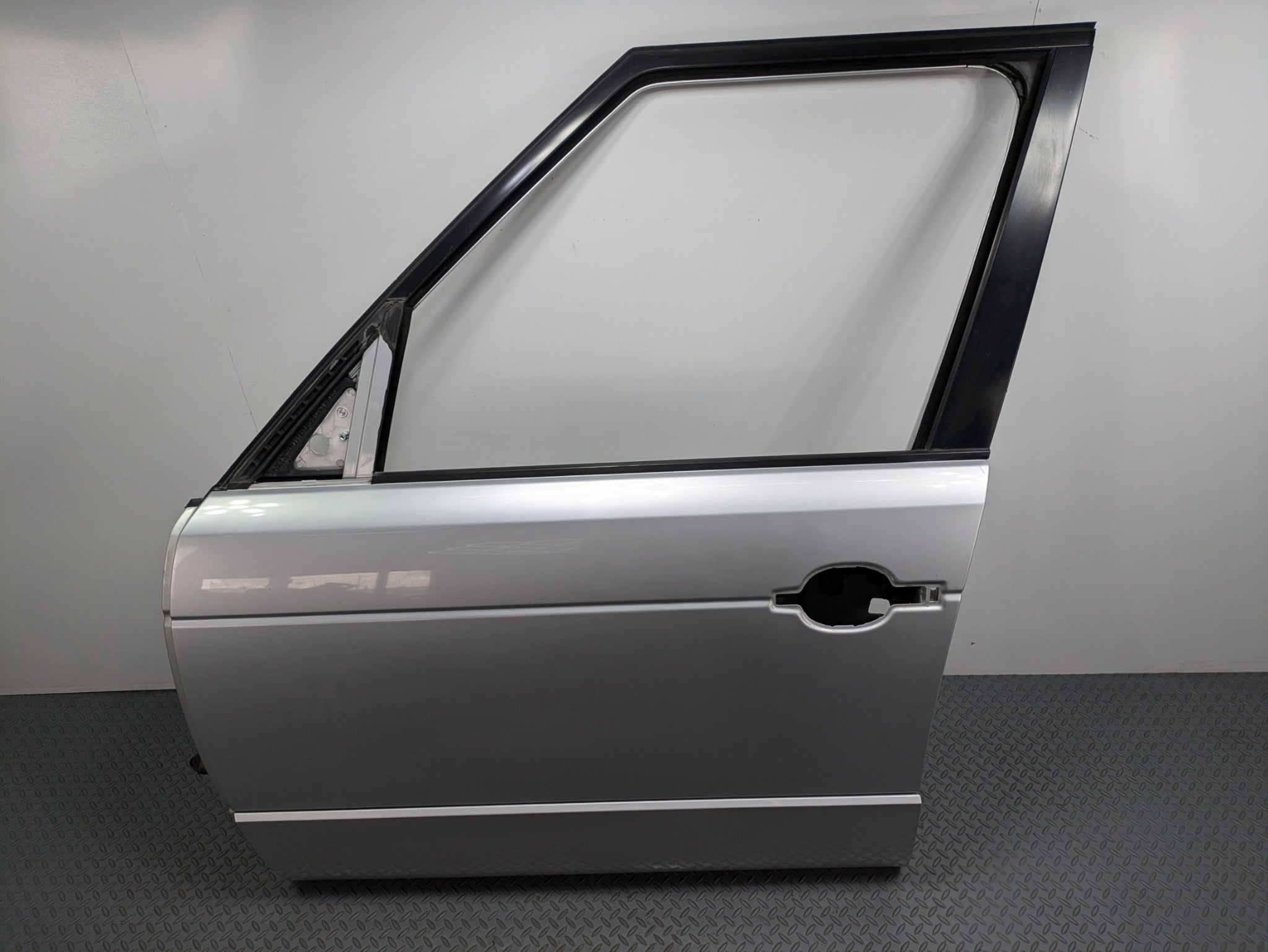 03 - 05 LAND RANGE ROVER OEM DOOR SHELL PANEL ZAMBEZI SILVER FRONT LEFT SIDE