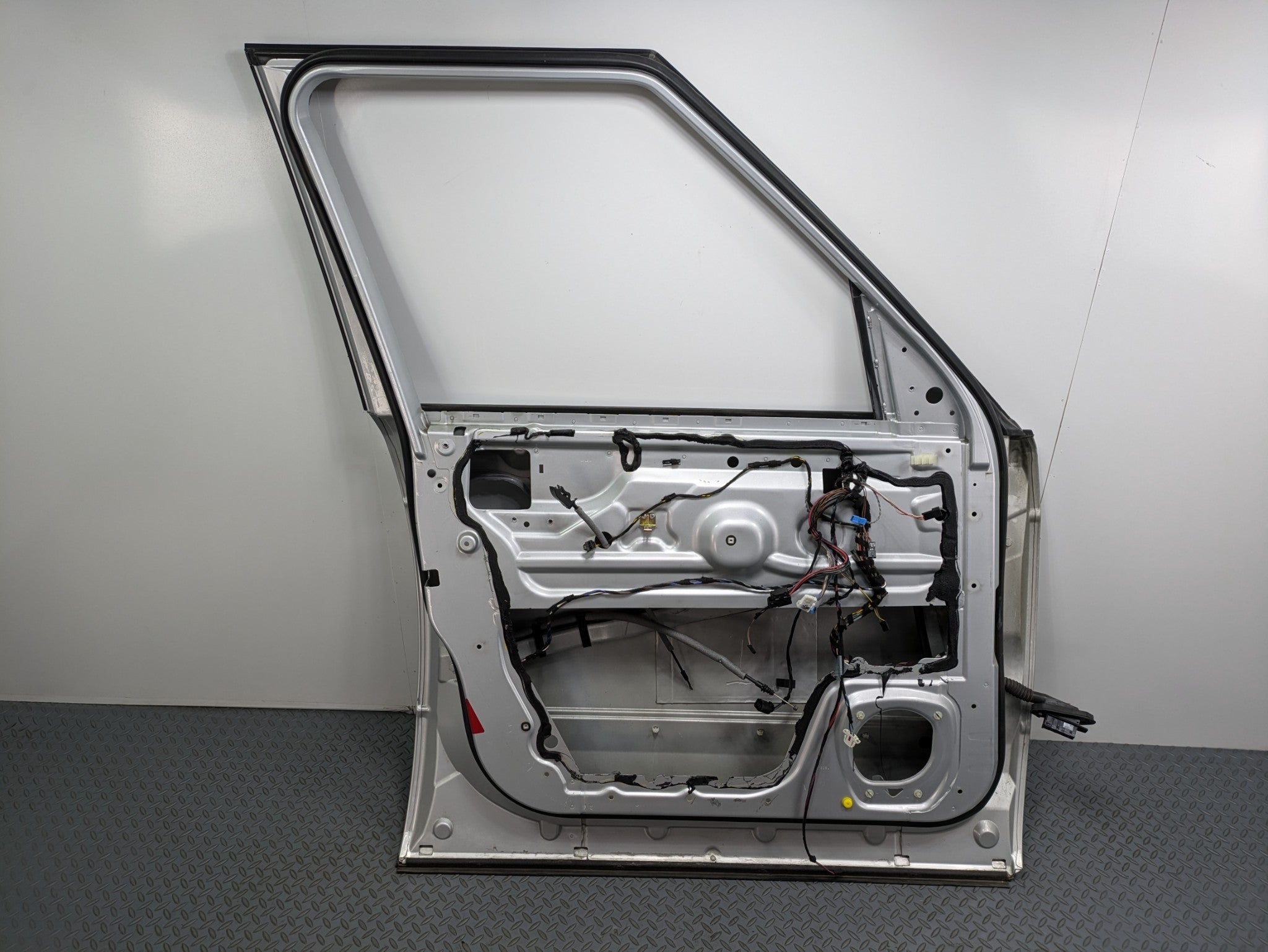 03 - 05 LAND RANGE ROVER OEM DOOR SHELL PANEL ZAMBEZI SILVER FRONT LEFT SIDE