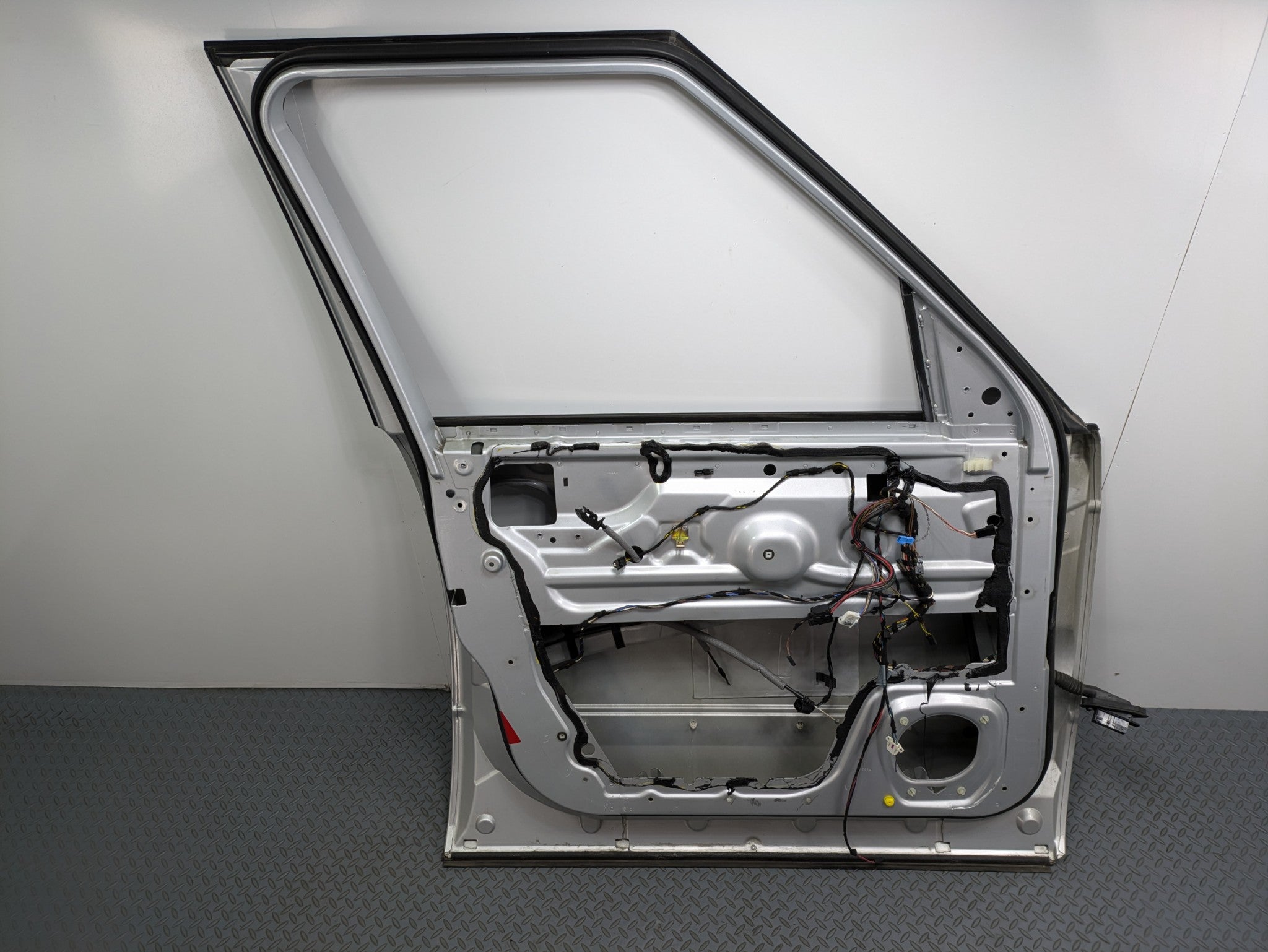 03 - 05 LAND RANGE ROVER OEM DOOR SHELL PANEL ZAMBEZI SILVER FRONT LEFT SIDE