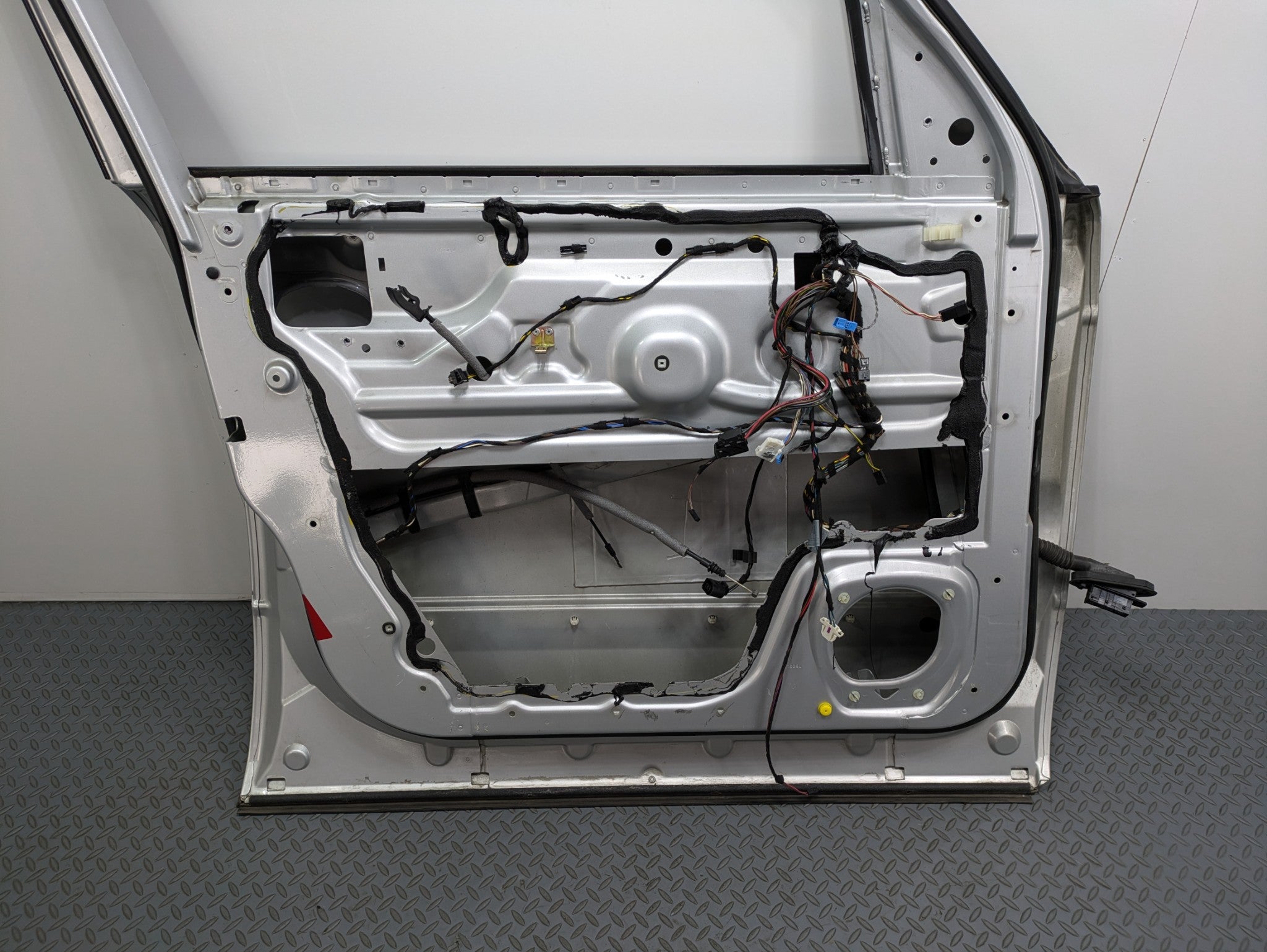 03 - 05 LAND RANGE ROVER OEM DOOR SHELL PANEL ZAMBEZI SILVER FRONT LEFT SIDE