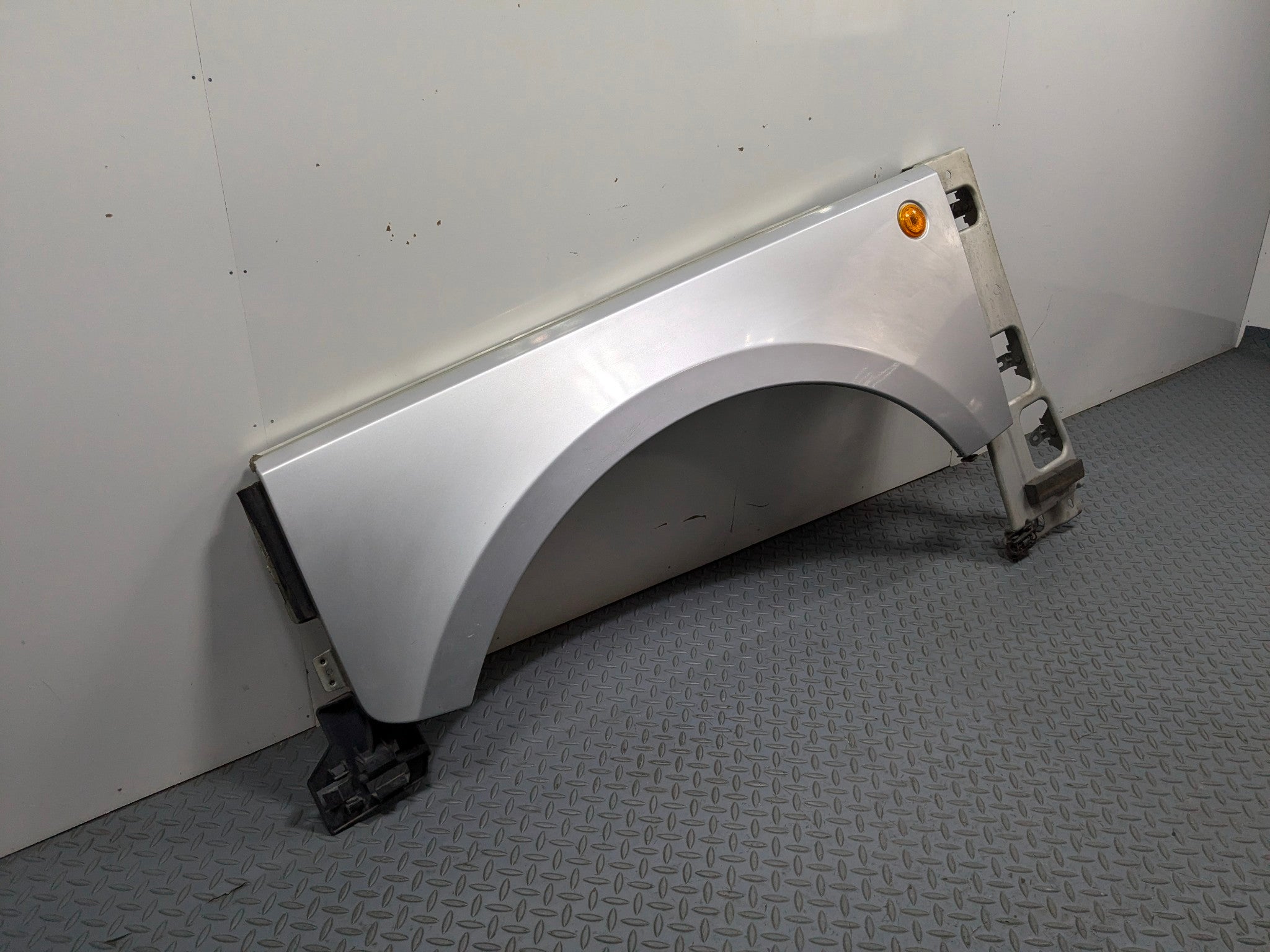 2003 - 2005 LAND ROVER RANGE ROVER OEM FENDER WITH SIDE LAMP FRONT LEFT DRIVER