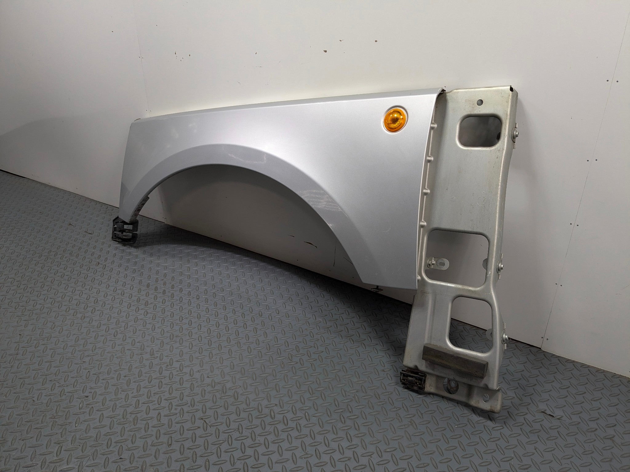 2003 - 2005 LAND ROVER RANGE ROVER OEM FENDER WITH SIDE LAMP FRONT LEFT DRIVER