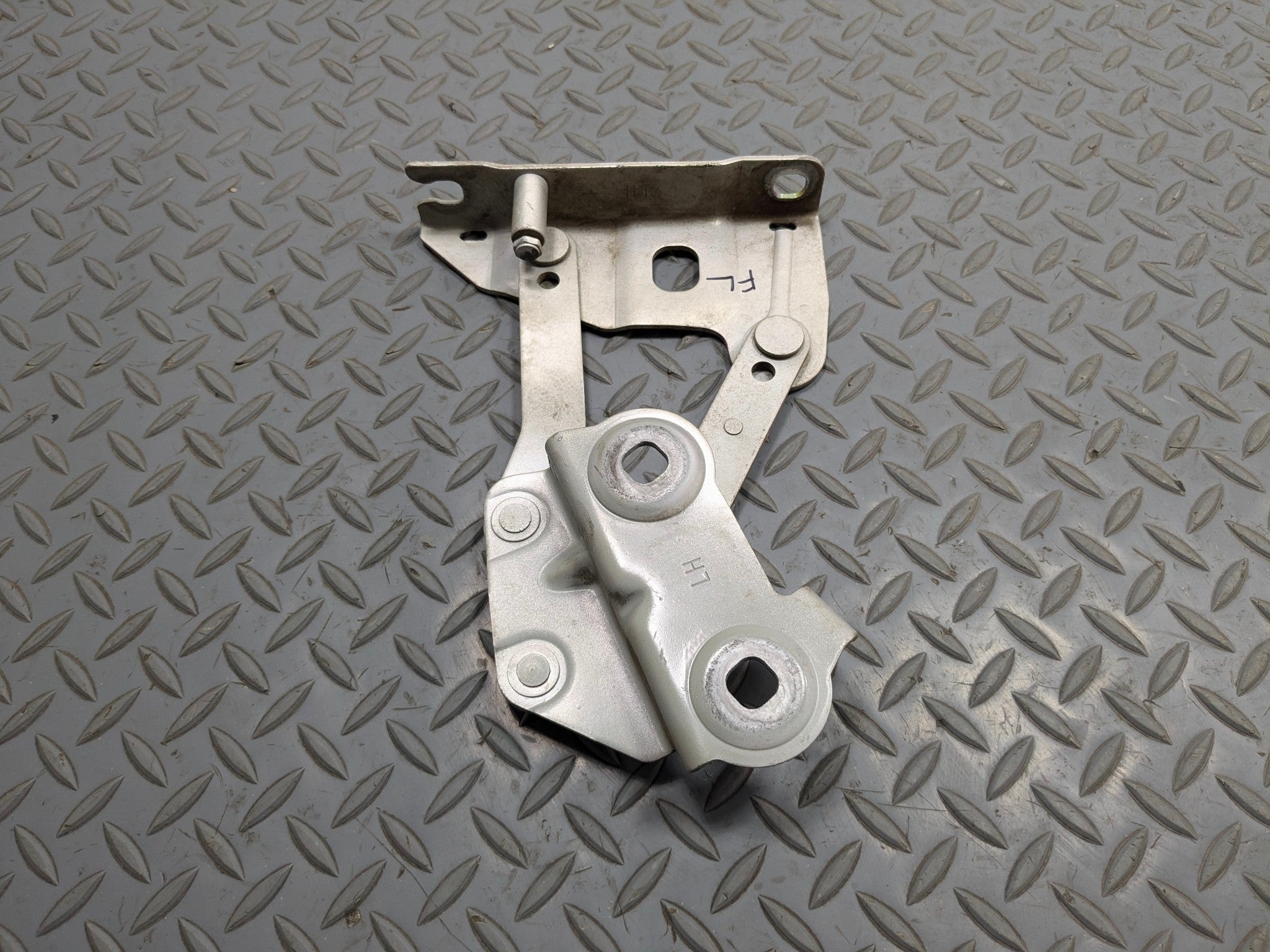 03 - 05 LAND ROVER RANGE ROVER OEM HOOD HINGE SUPPORT BRACKET FRONT LEFT SIDE