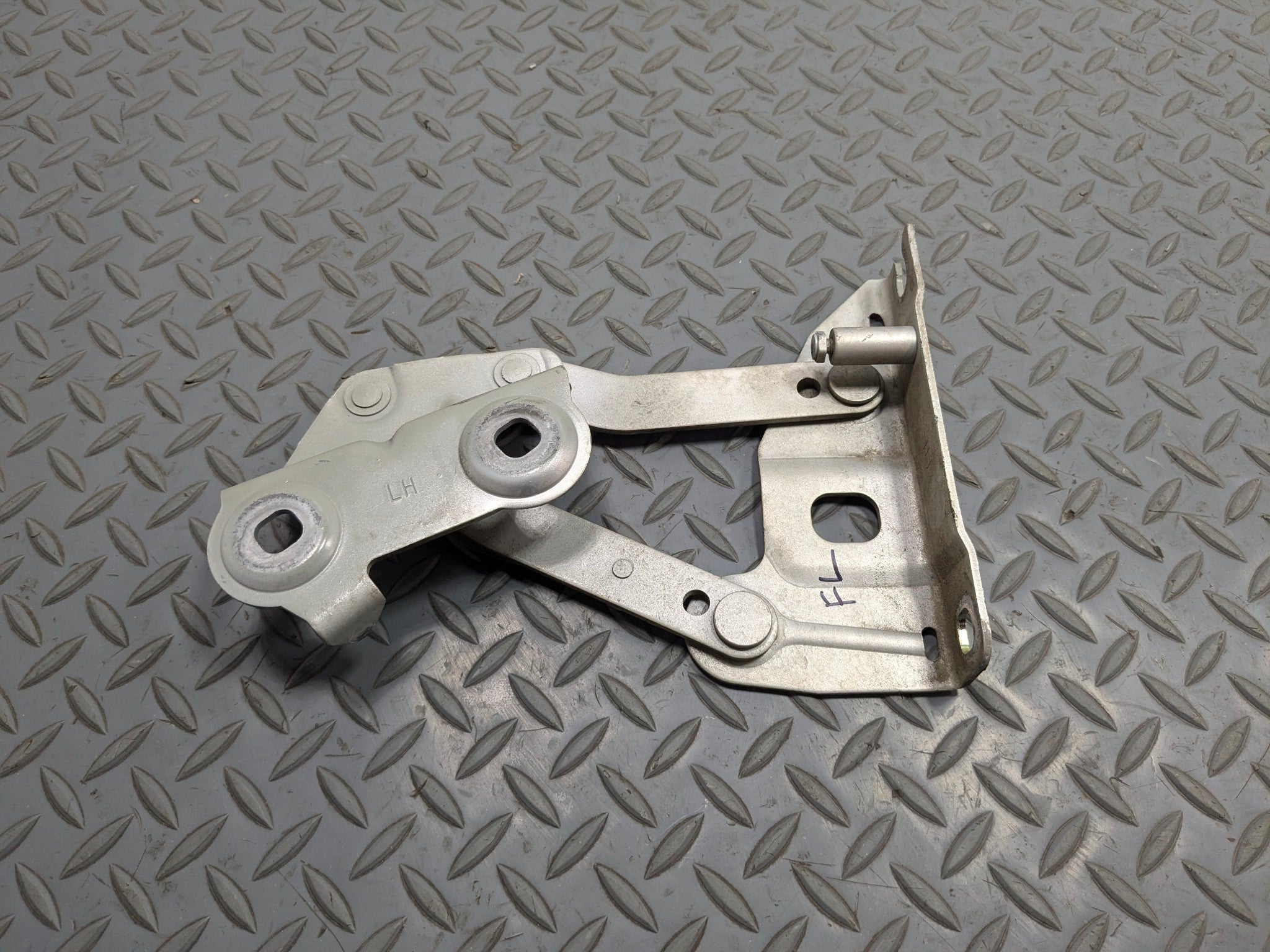 03 - 05 LAND ROVER RANGE ROVER OEM HOOD HINGE SUPPORT BRACKET FRONT LEFT SIDE