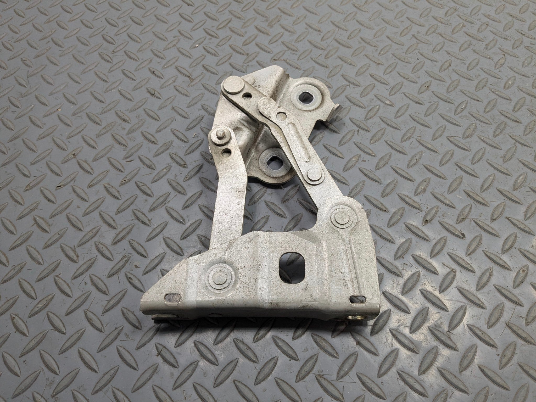 03 - 05 LAND ROVER RANGE ROVER OEM HOOD HINGE SUPPORT BRACKET FRONT LEFT SIDE